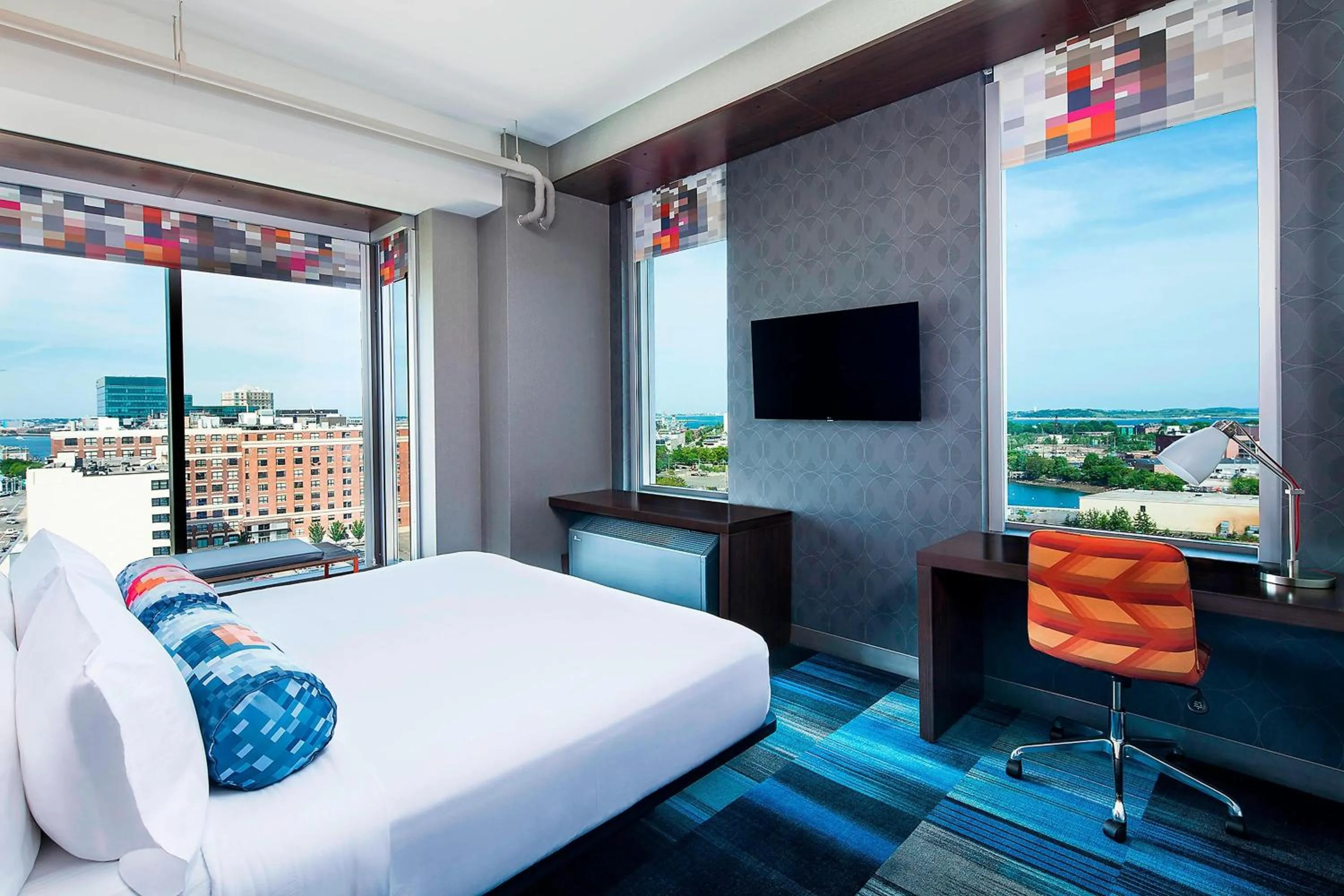 Photo of the whole room, Bed in Aloft Boston Seaport District