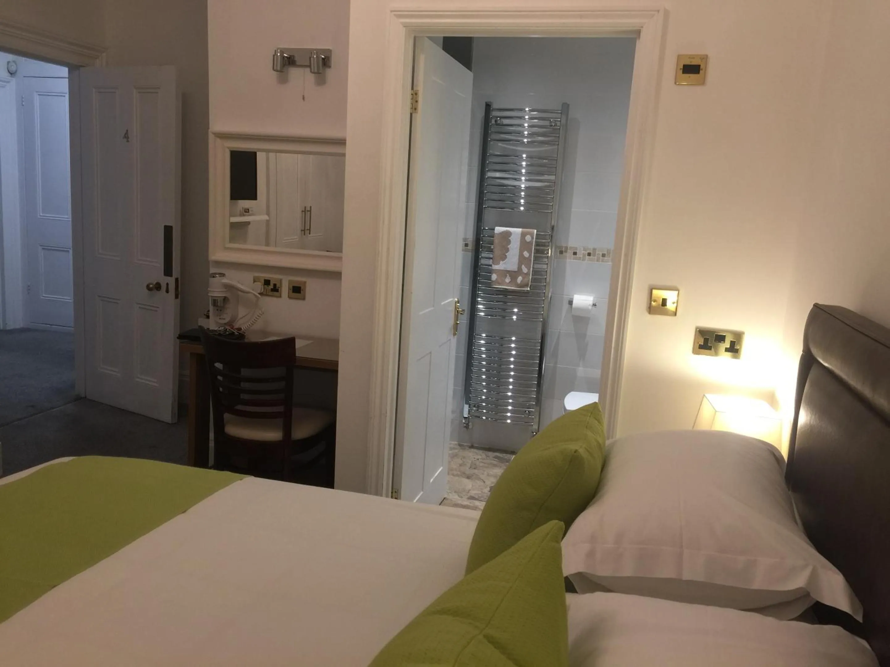 Bedroom in Croham Park - Free Parking & Wi-Fi