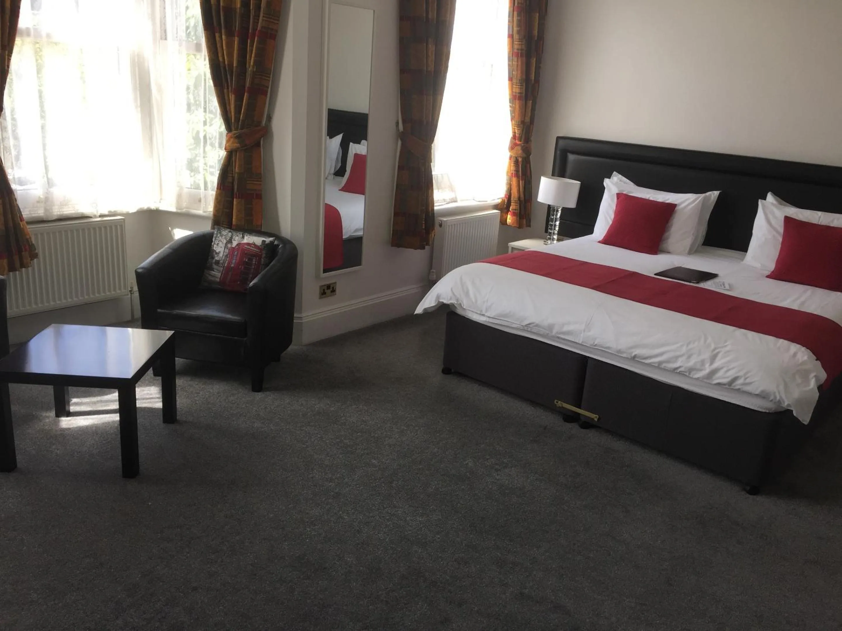 Bedroom in Croham Park - Free Parking & Wi-Fi