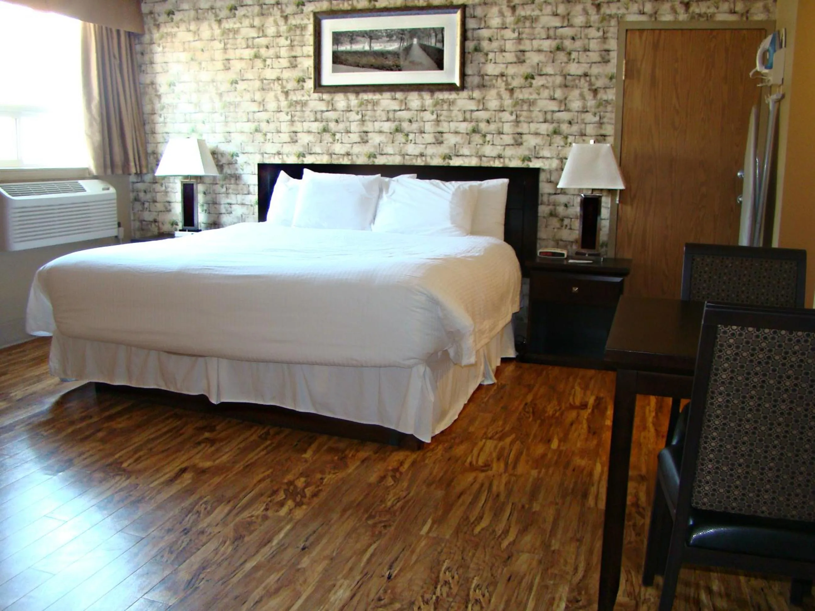 Bed in Stonebridge Hotel