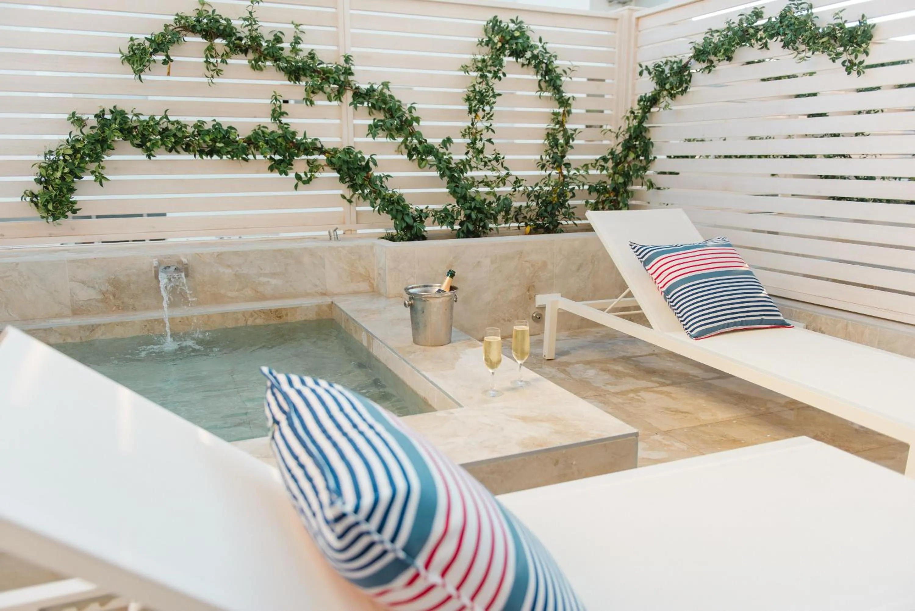 Pool view in Hotel Honucai