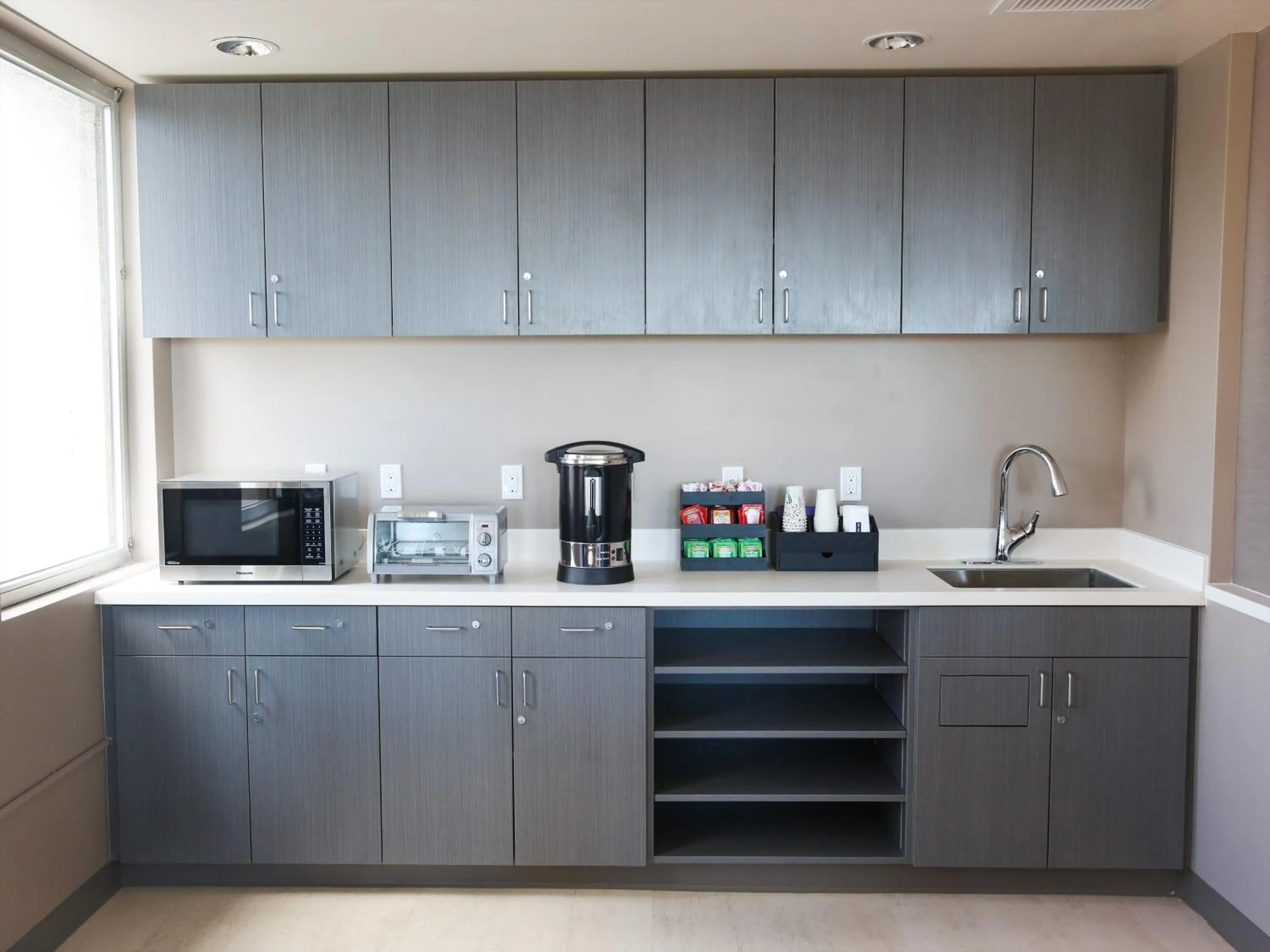 Communal lounge/ TV room in First Cabin International Hawaii