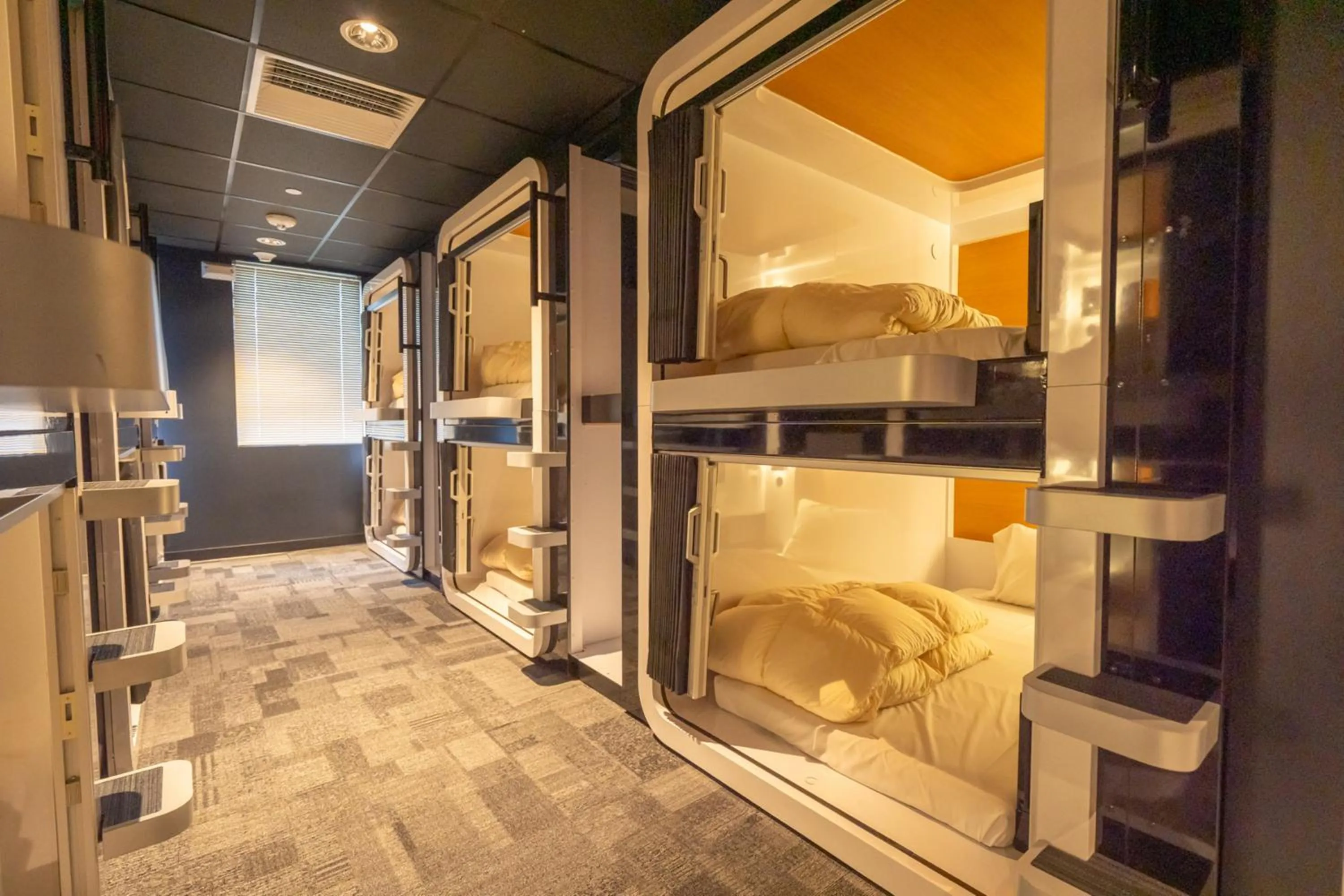Photo of the whole room, Bed in First Cabin International Hawaii