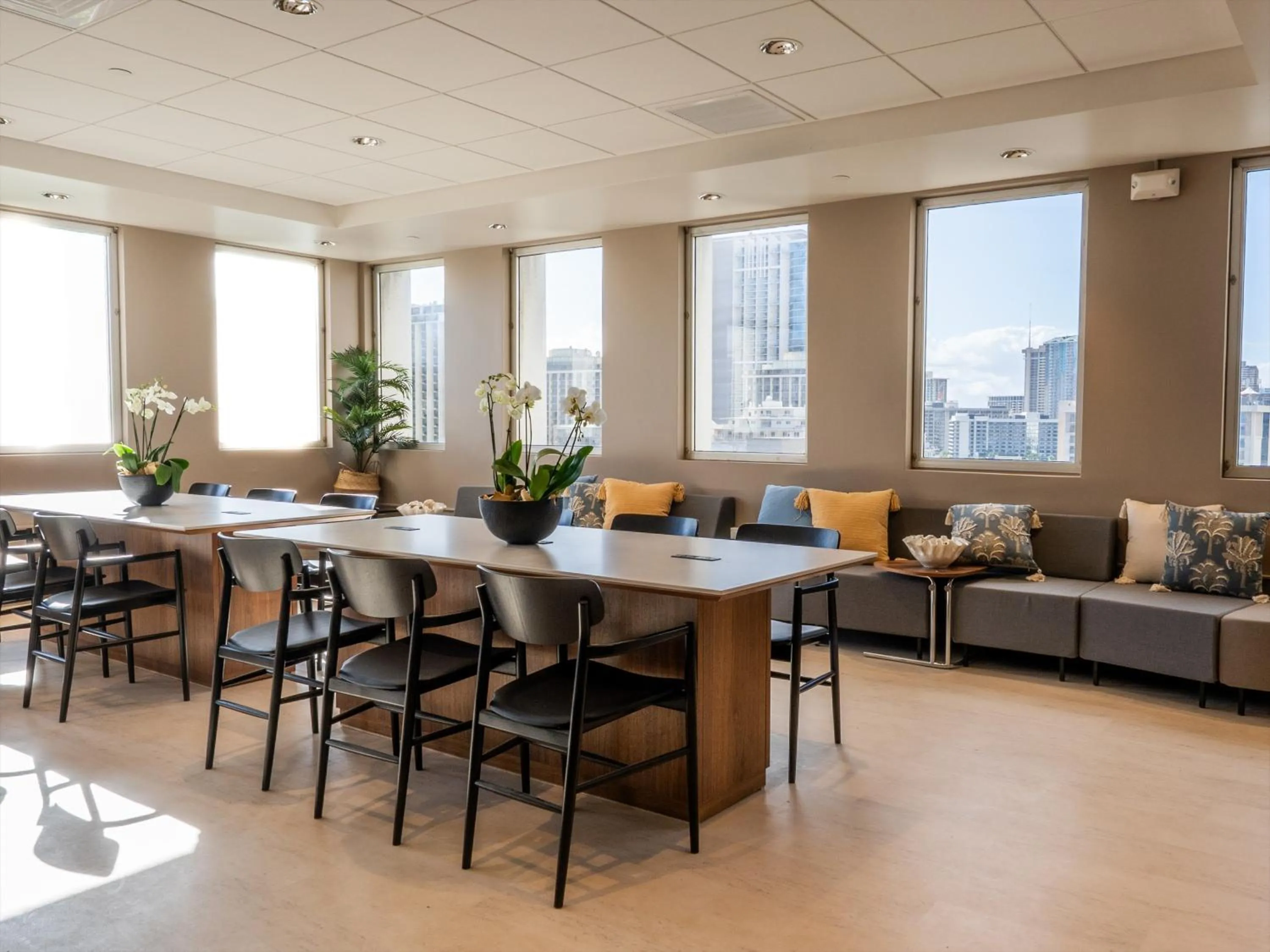 Communal lounge/ TV room in First Cabin International Hawaii