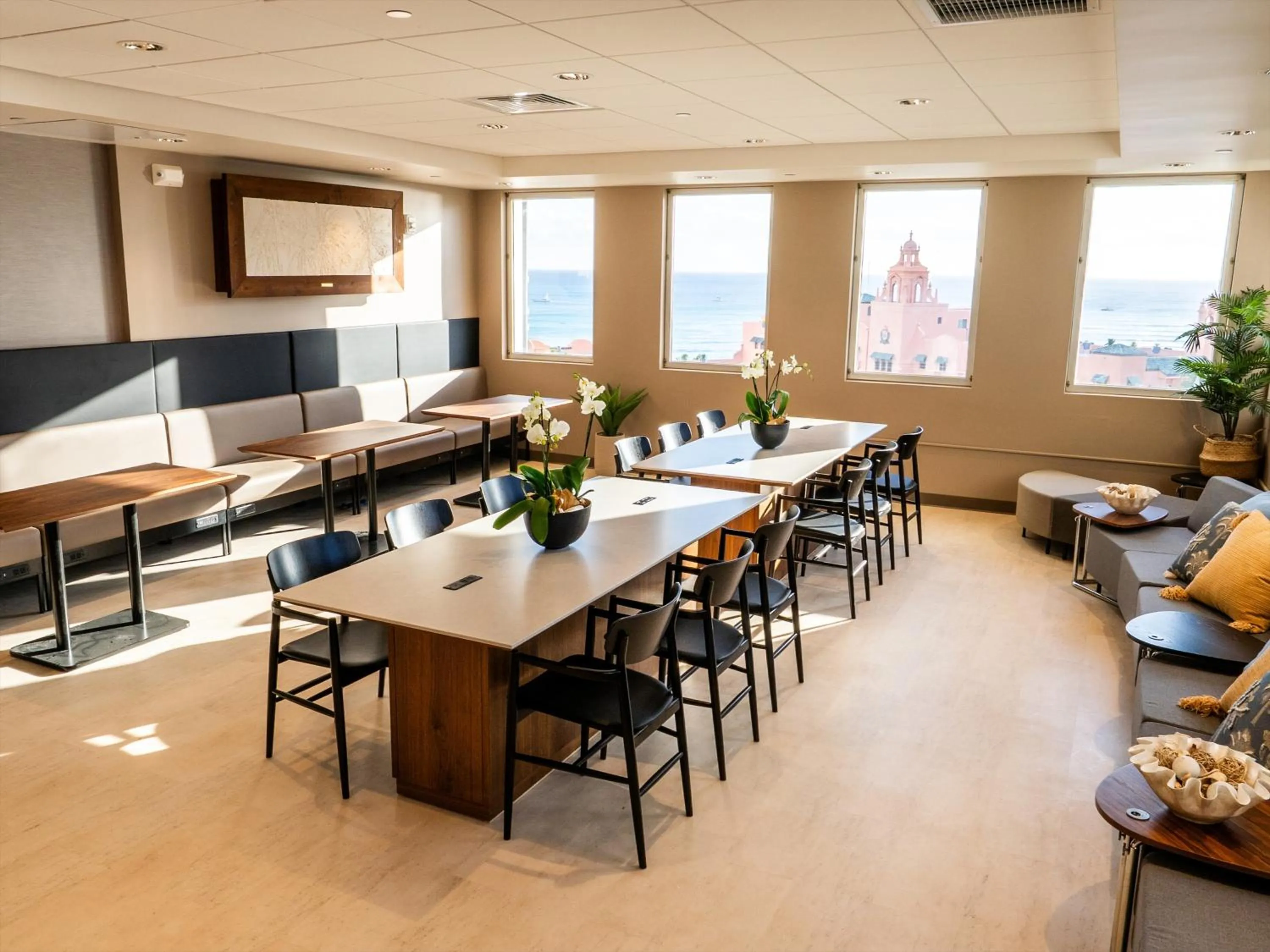 Communal lounge/ TV room in First Cabin International Hawaii