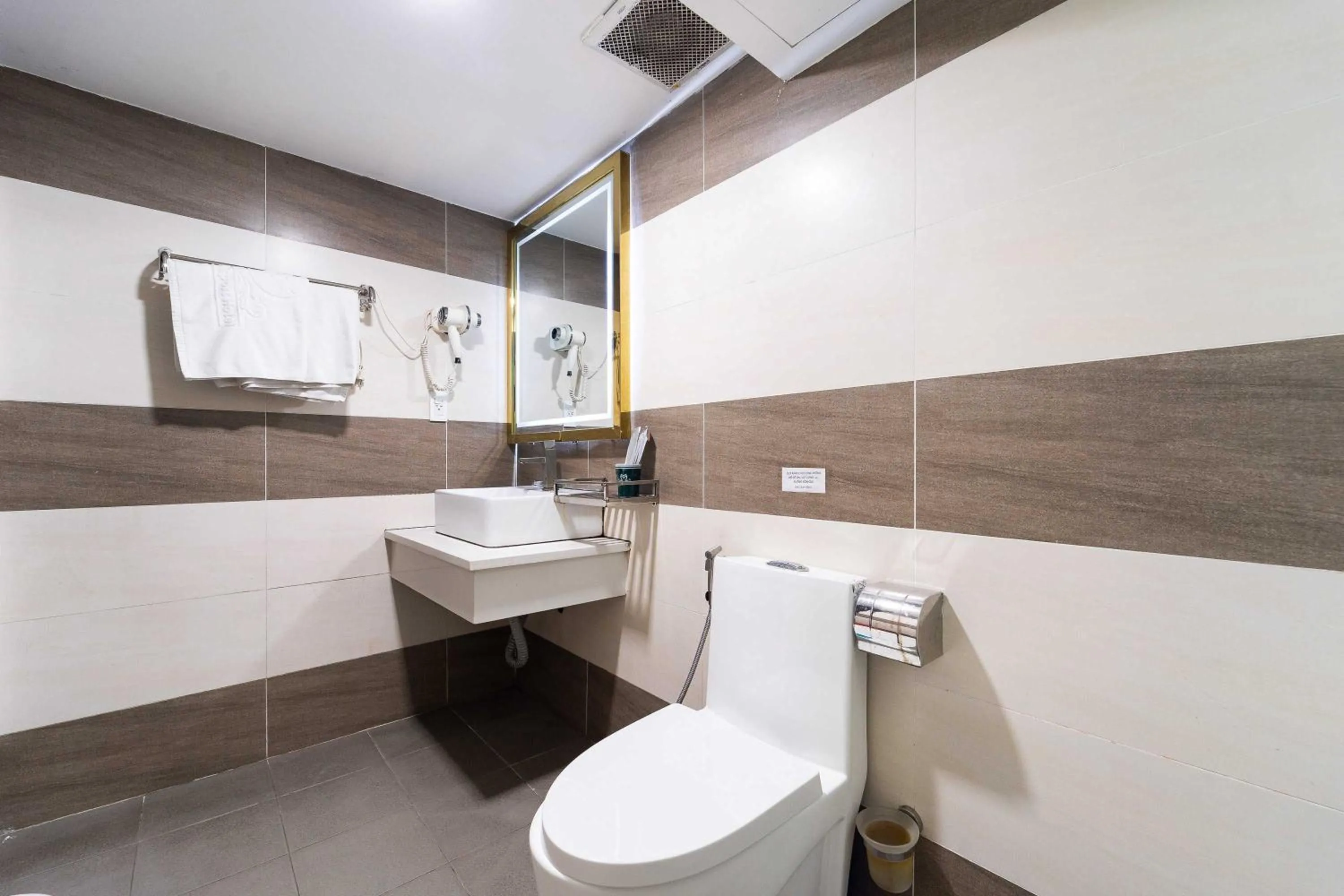 Bathroom in Collection O Havana Airport Hotel