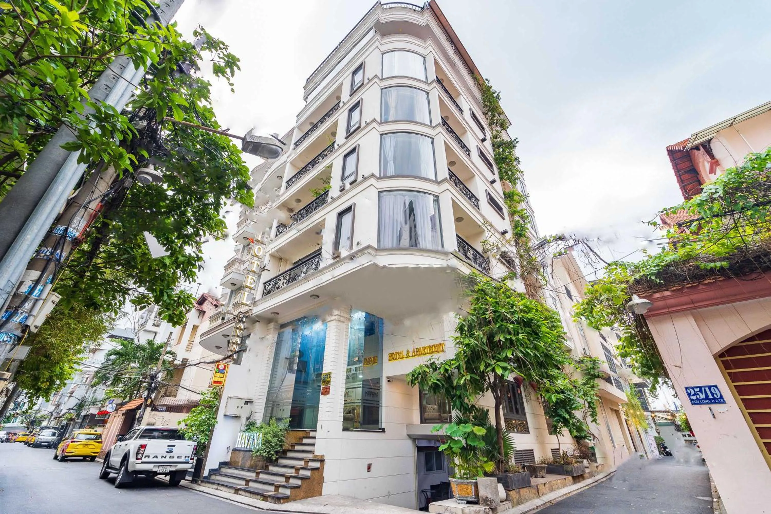 Property building in Collection O Havana Airport Hotel