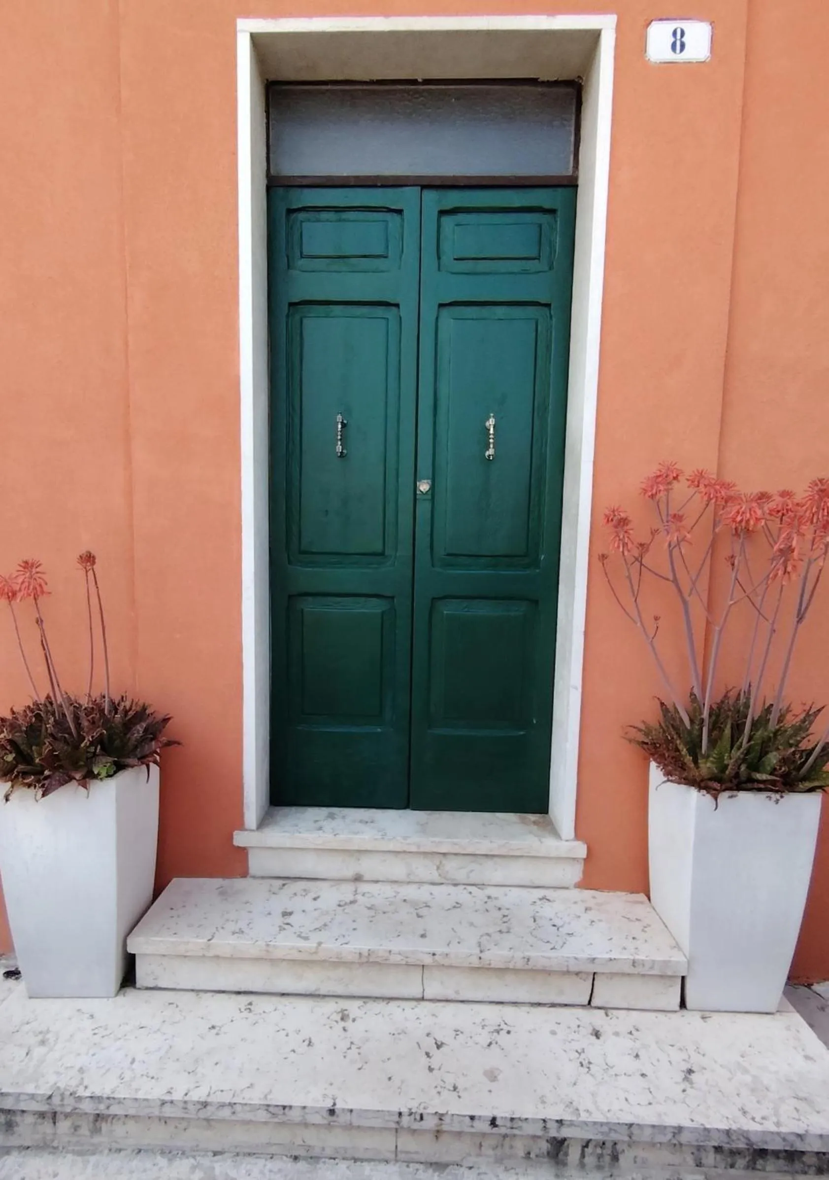 Facade/entrance in La Maison di Luca