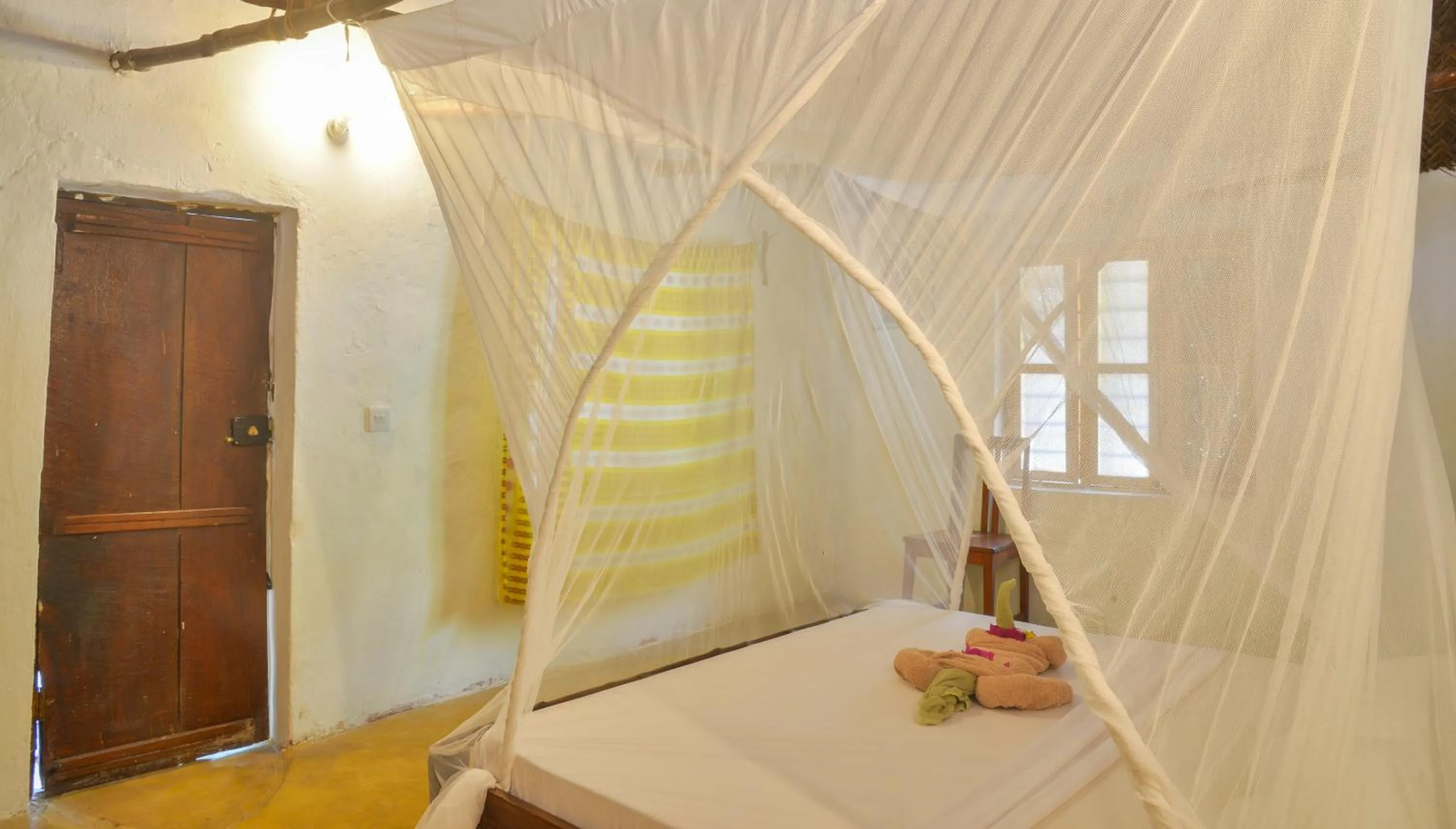 Photo of the whole room, Bed in Evergreen Bungalows