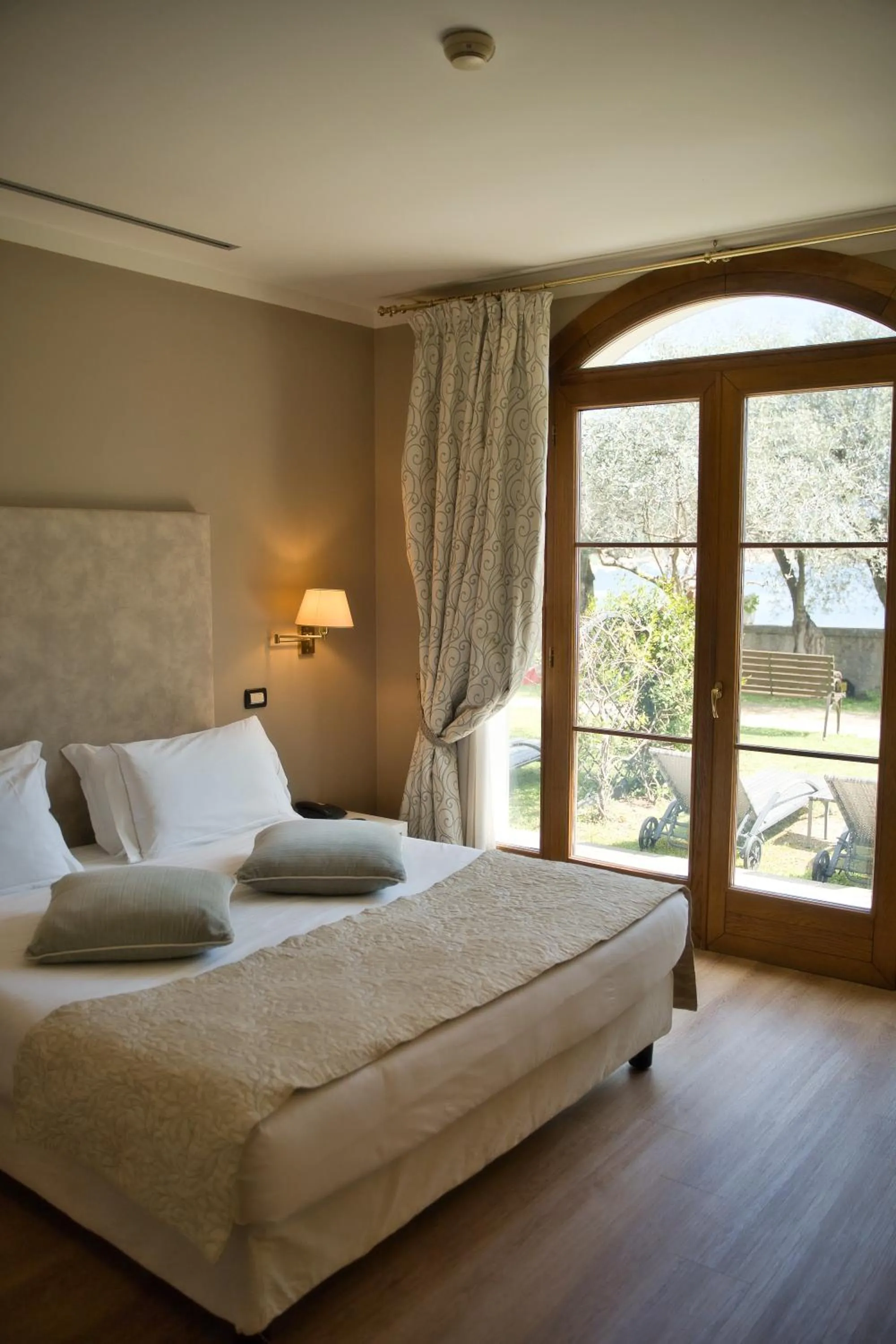 Bedroom in Hotel Villa Maria Au Lac - Estella Hotels Italia