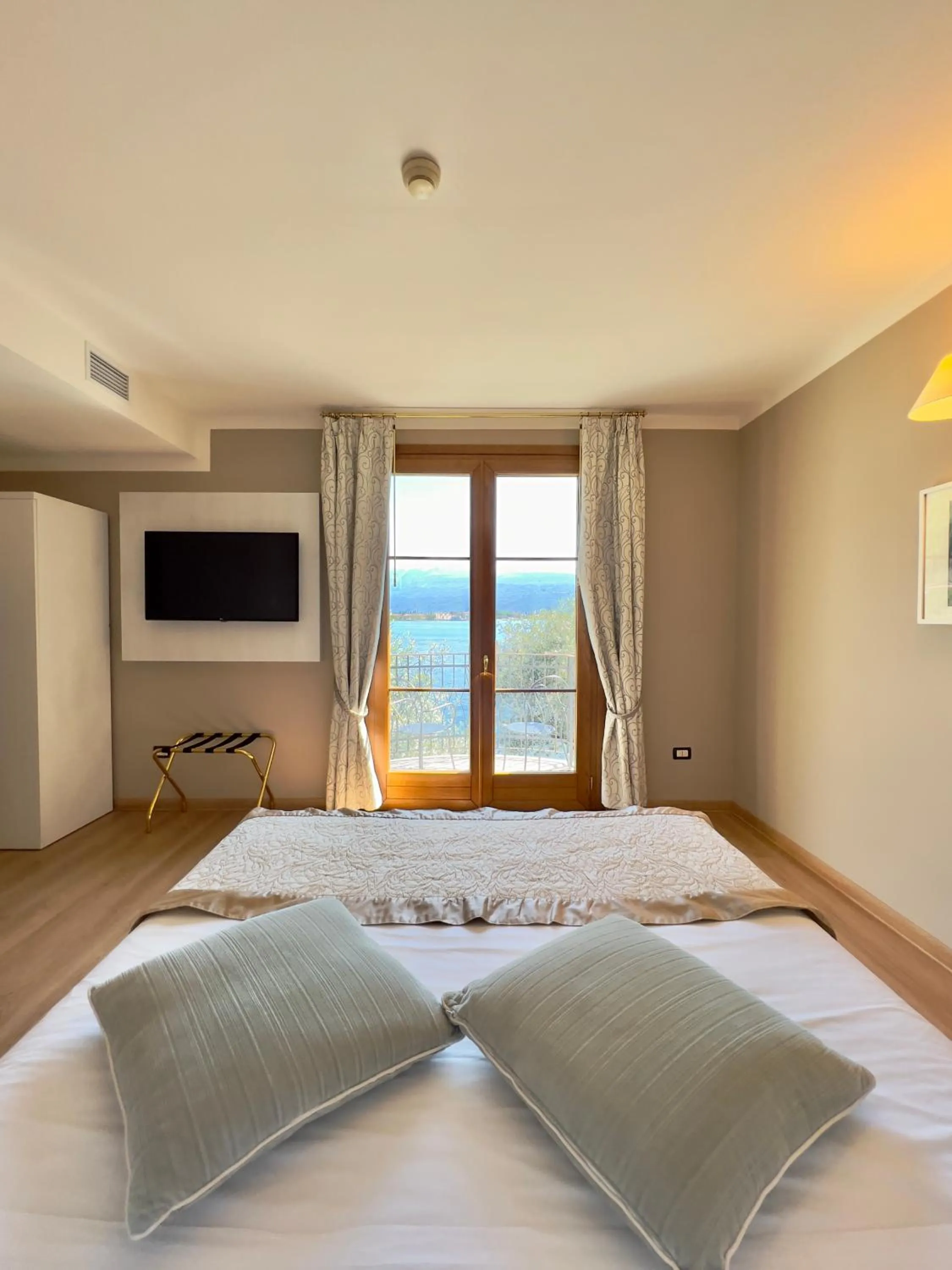 TV and multimedia in Hotel Villa Maria Au Lac - Estella Hotels Italia