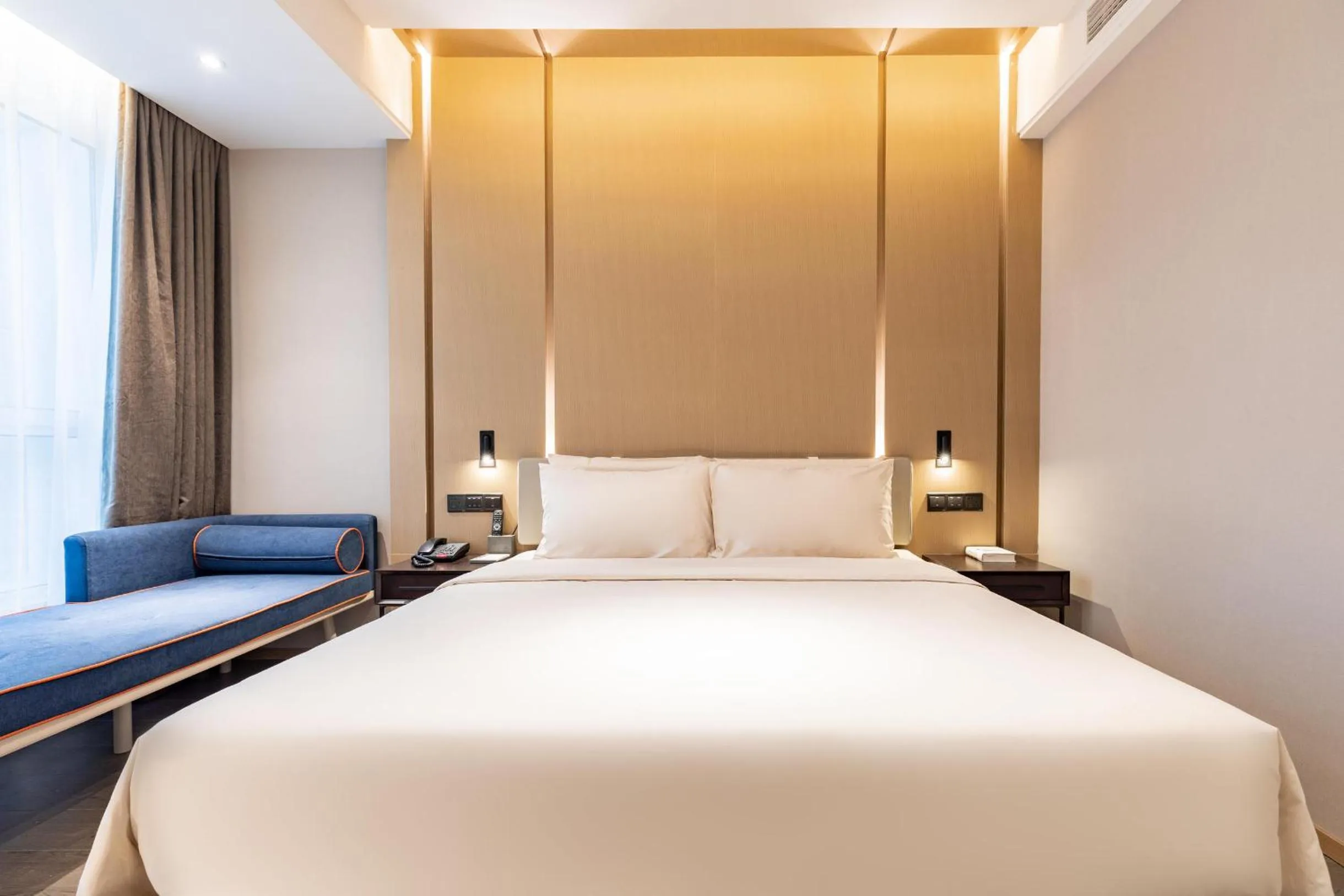 Bed in Atour Hotel Wuhan Donghu Yuejiazui