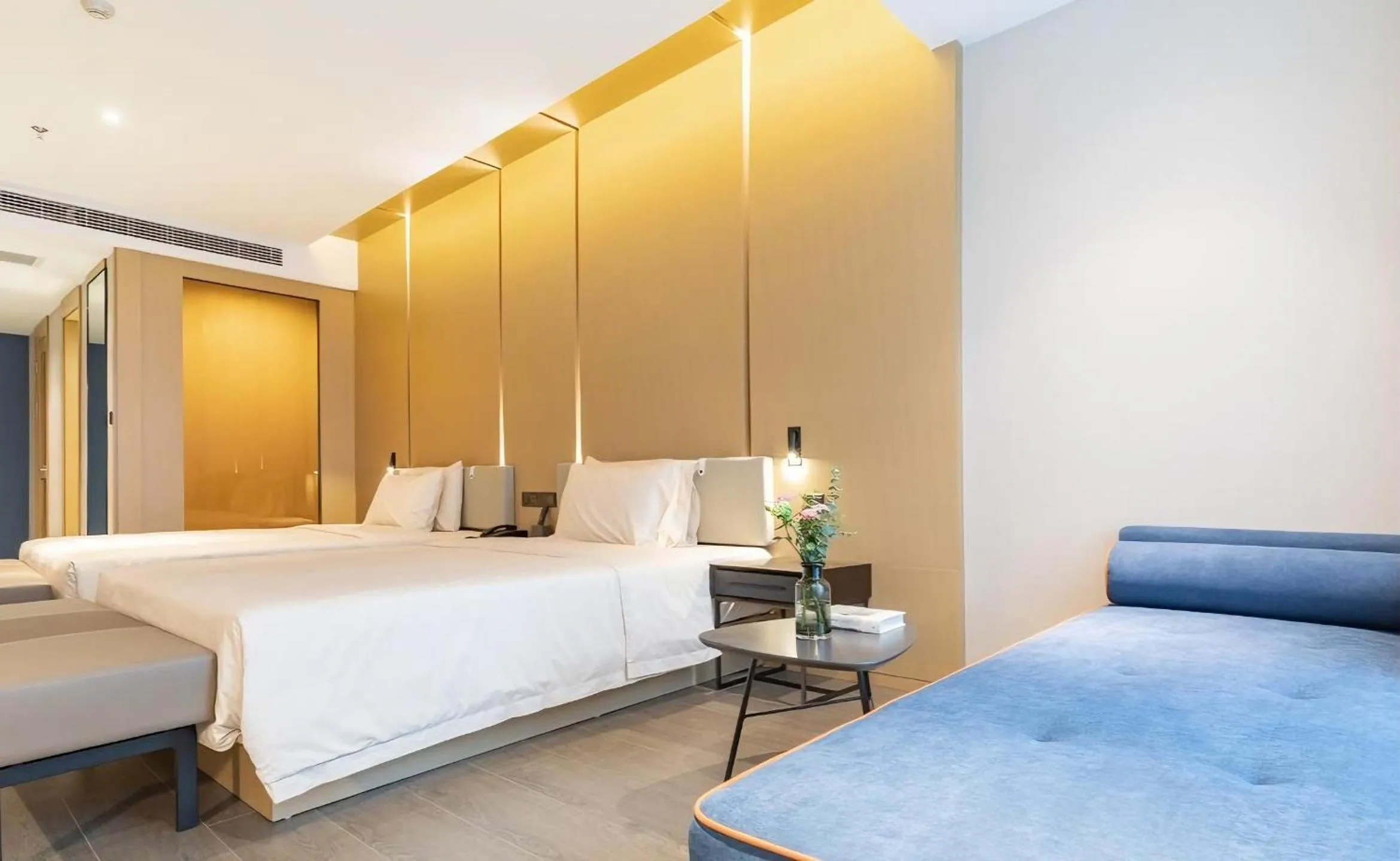 Bed in Atour Hotel Wuhan Donghu Yuejiazui