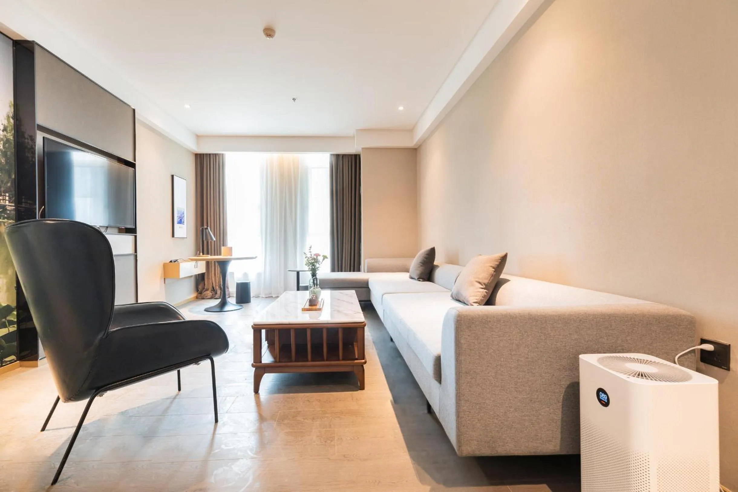 Living room, Bed in Atour Hotel Wuhan Donghu Yuejiazui