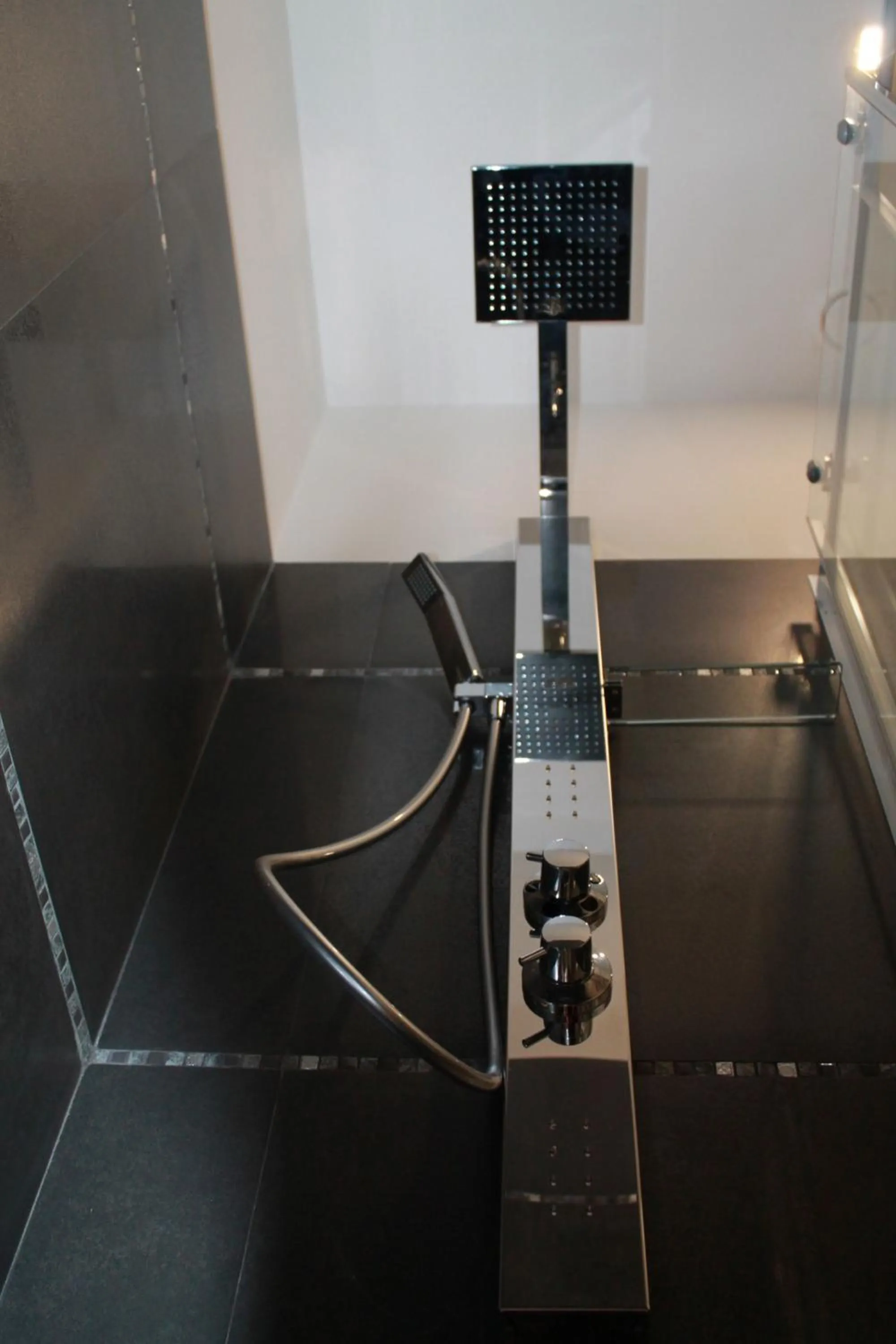 Shower in Elenoire Rooms & Suite