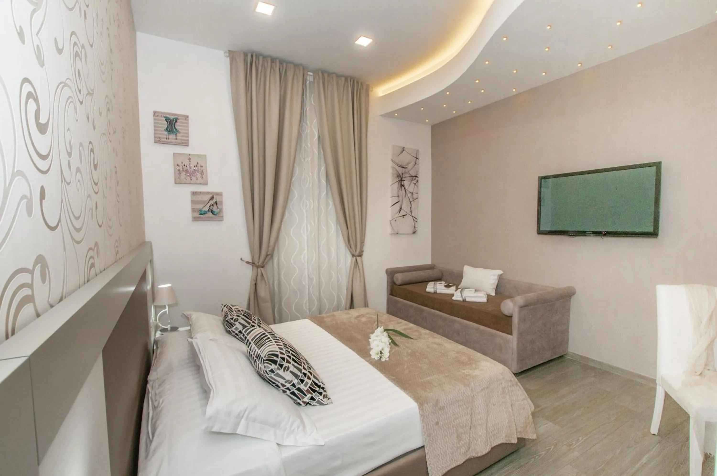 Photo of the whole room, Bed in Elenoire Rooms & Suite