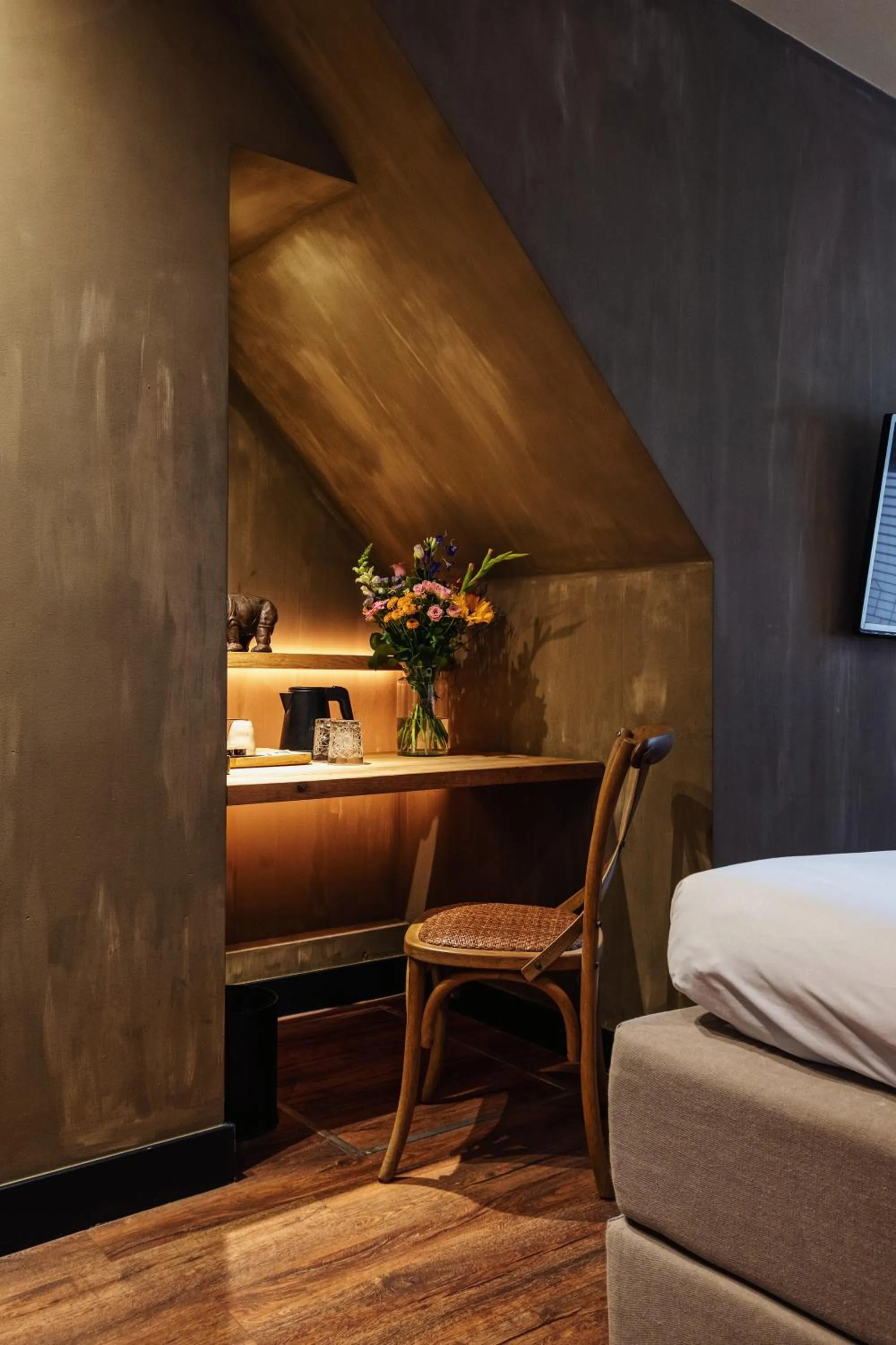 Seating area, Bed in City Center Lodge Utrecht