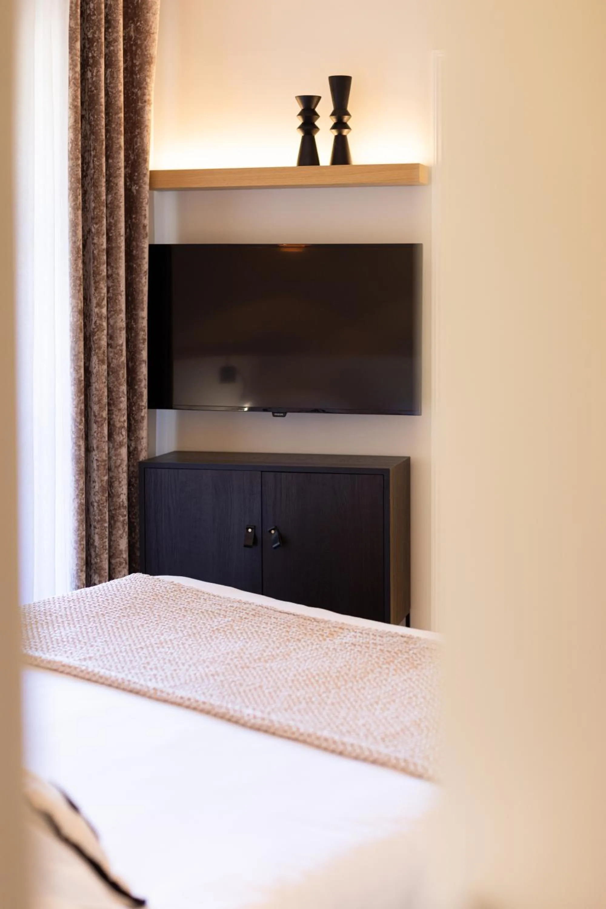 Decorative detail, Bed in Hotel des Lices
