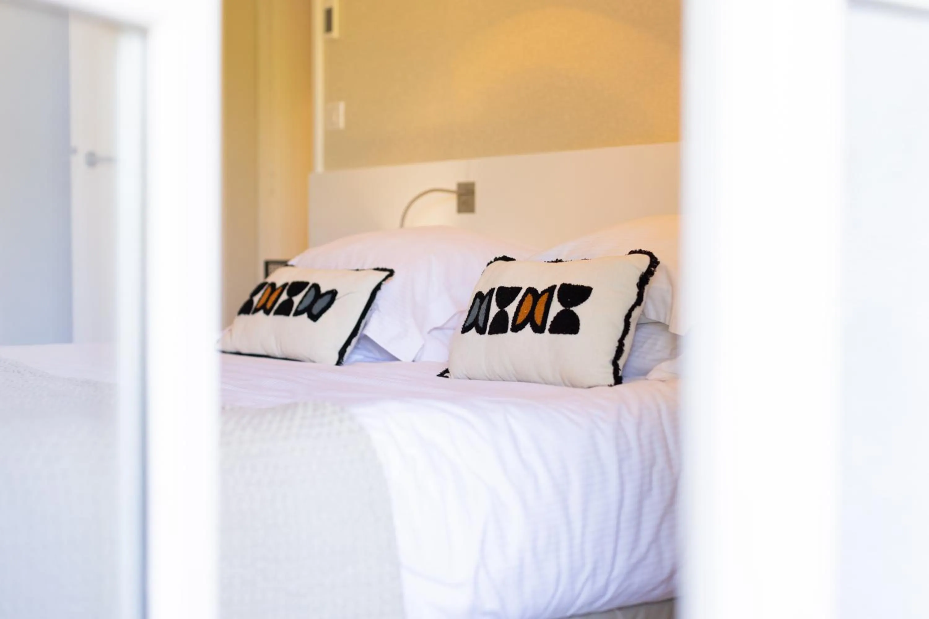 Property building, Bed in Hotel des Lices