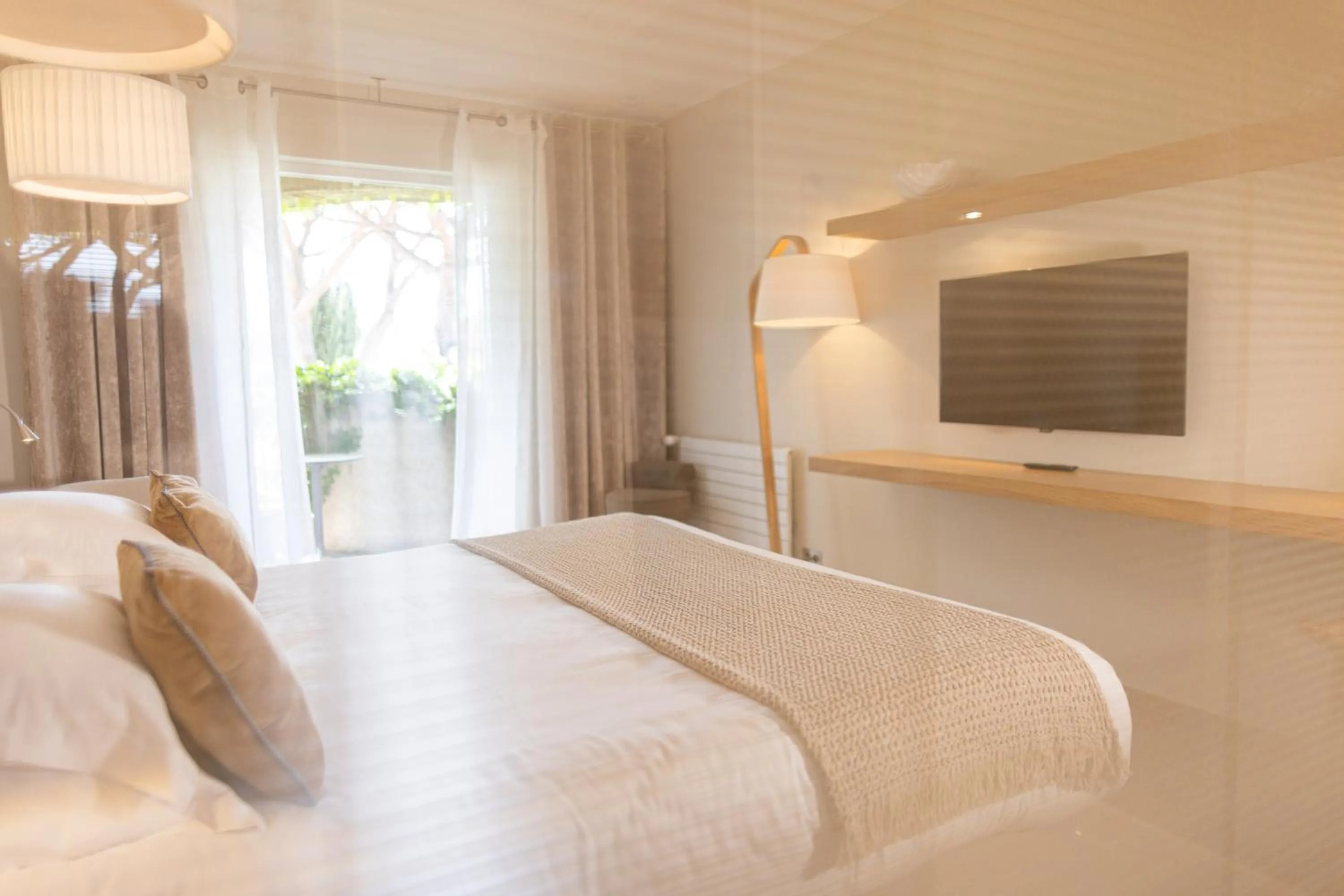 Photo of the whole room, Bed in Hotel des Lices