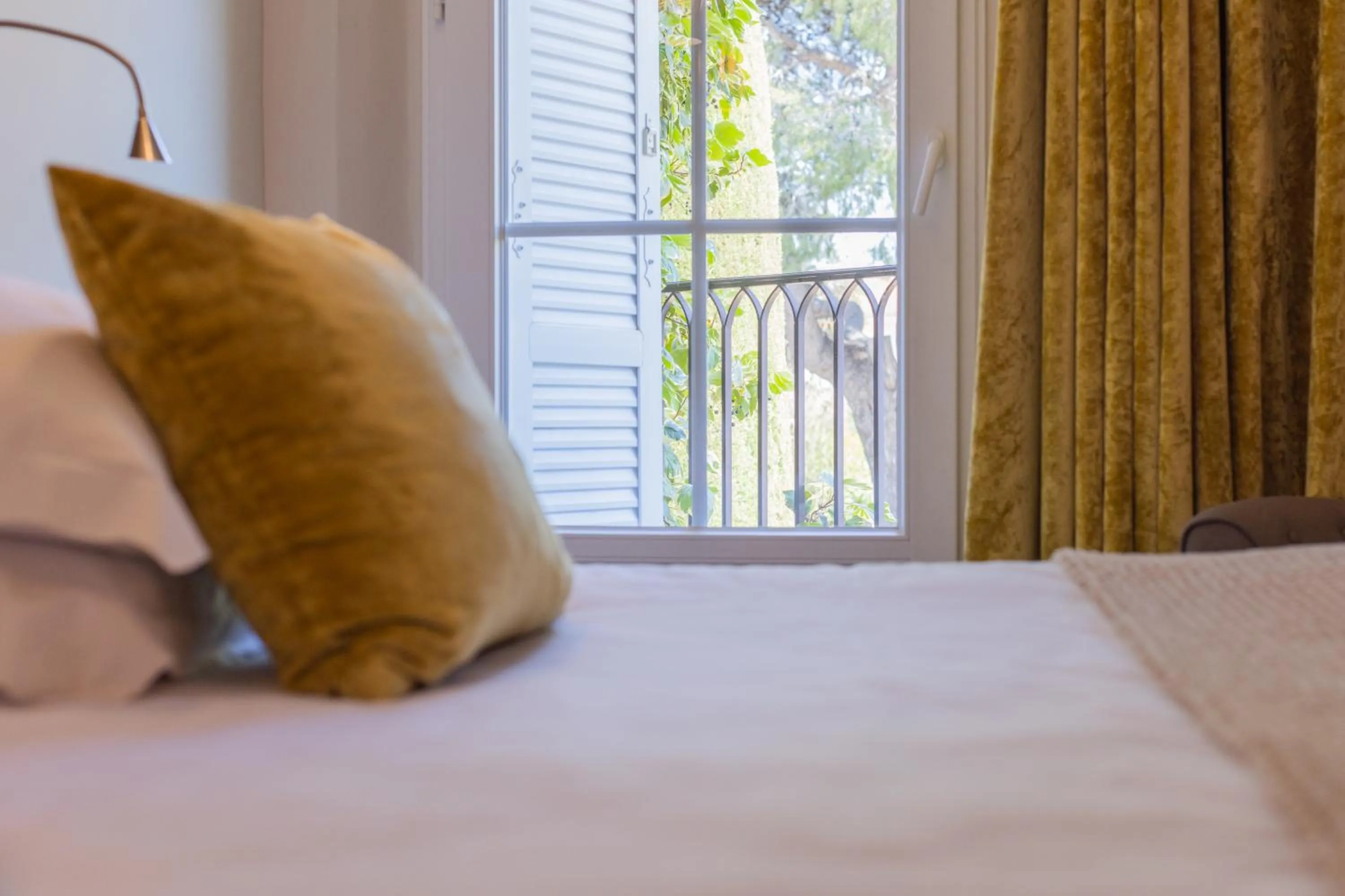 Bed in Hotel des Lices