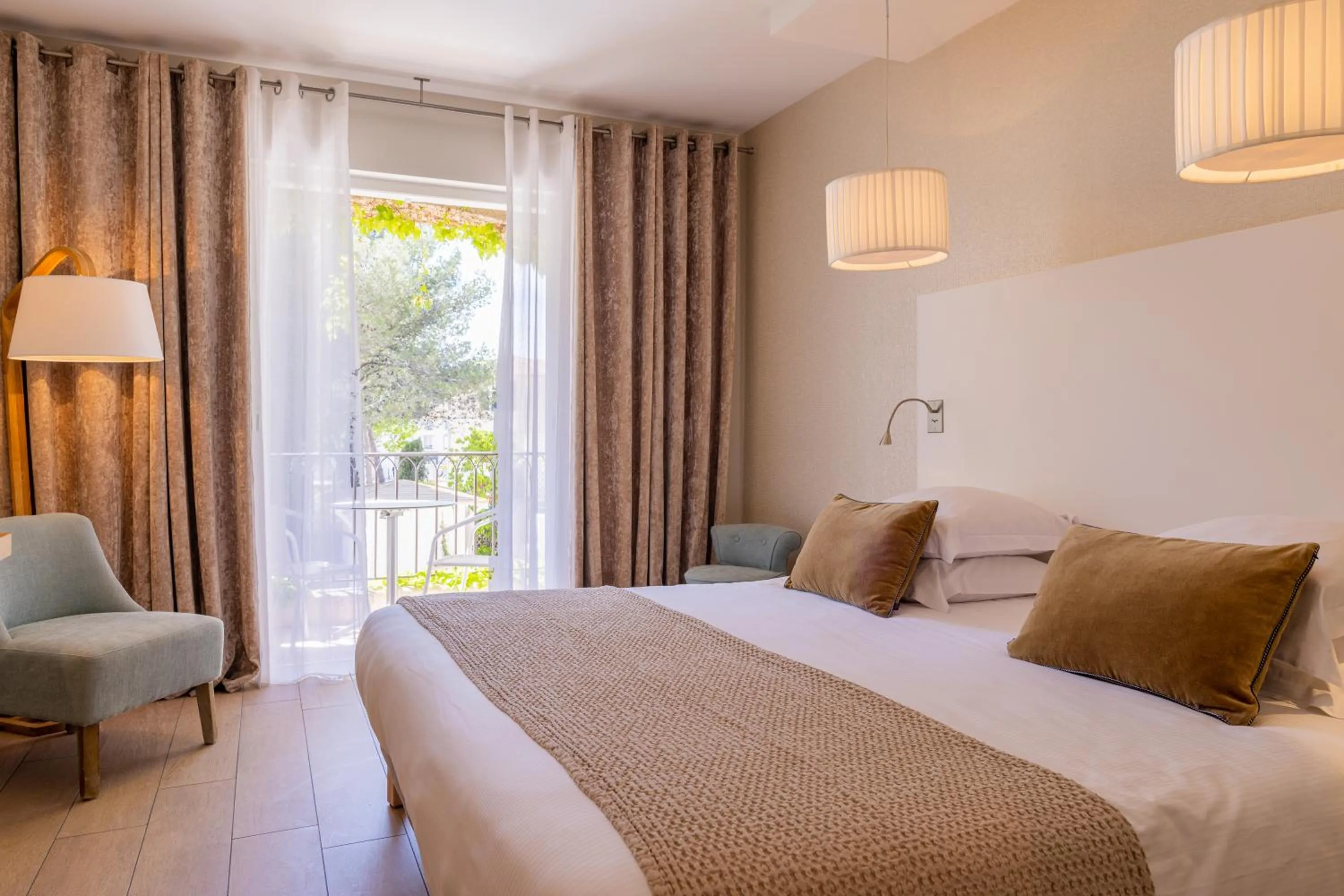 Photo of the whole room, Bed in Hotel des Lices