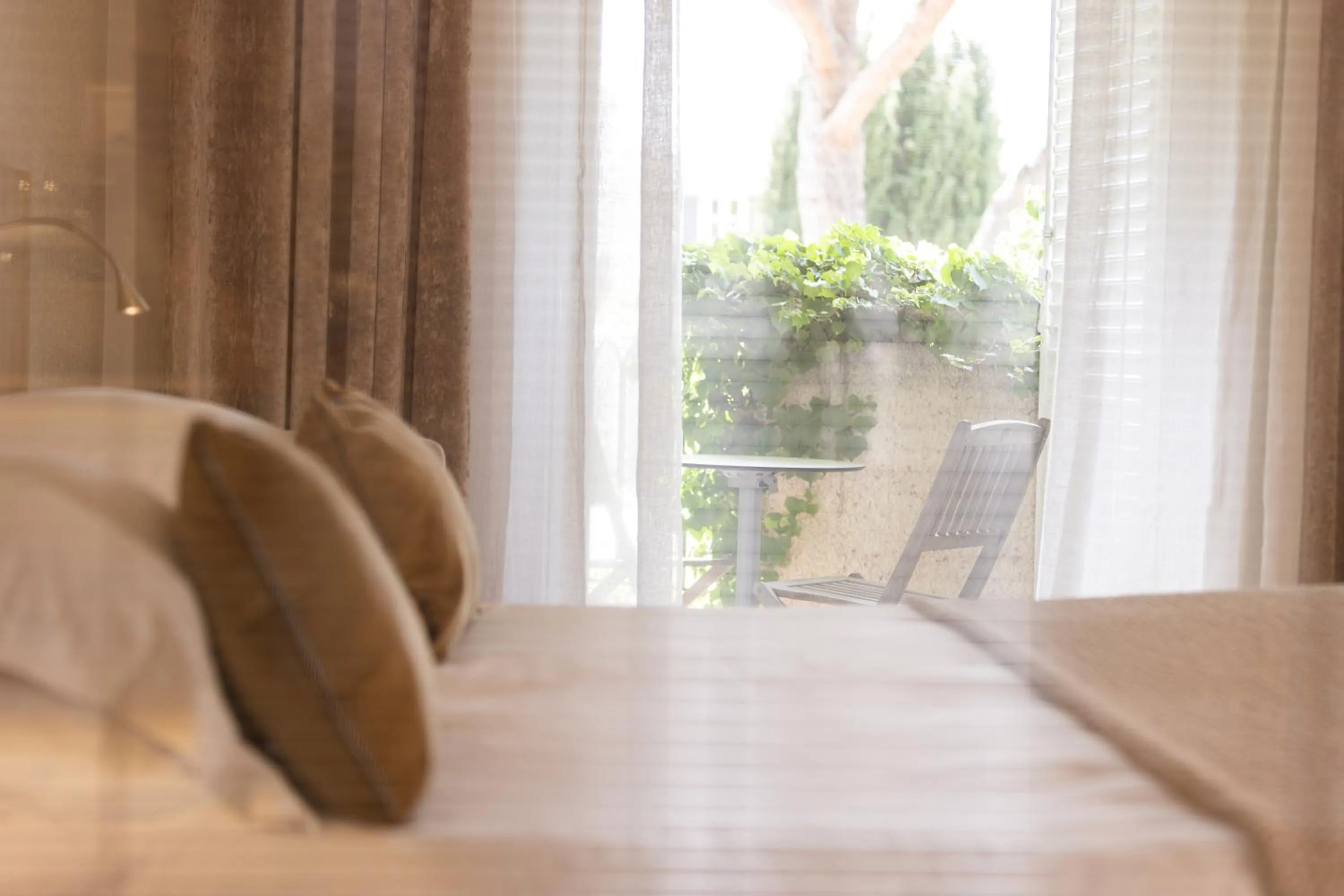 Bedroom, Bed in Hotel des Lices