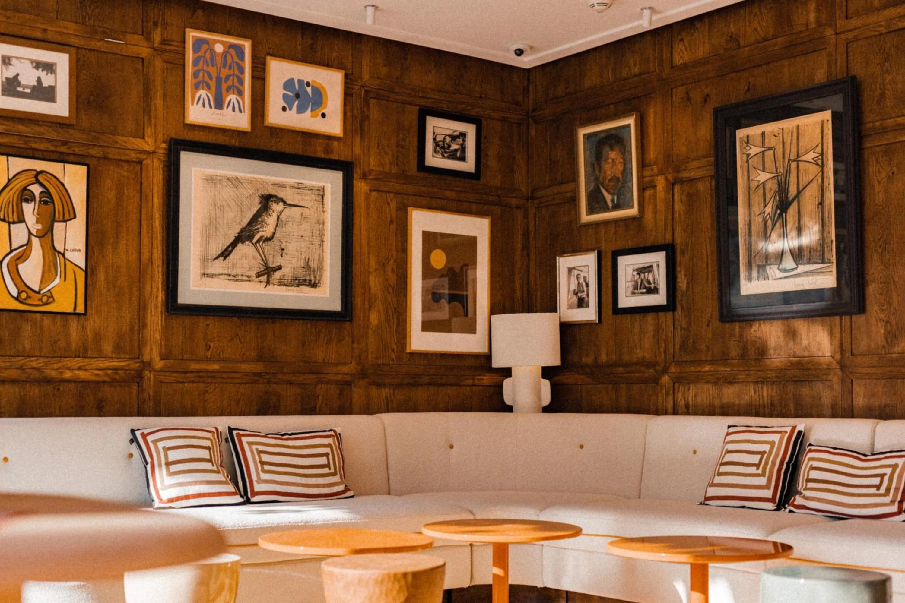 Communal lounge/ TV room in Hotel des Lices