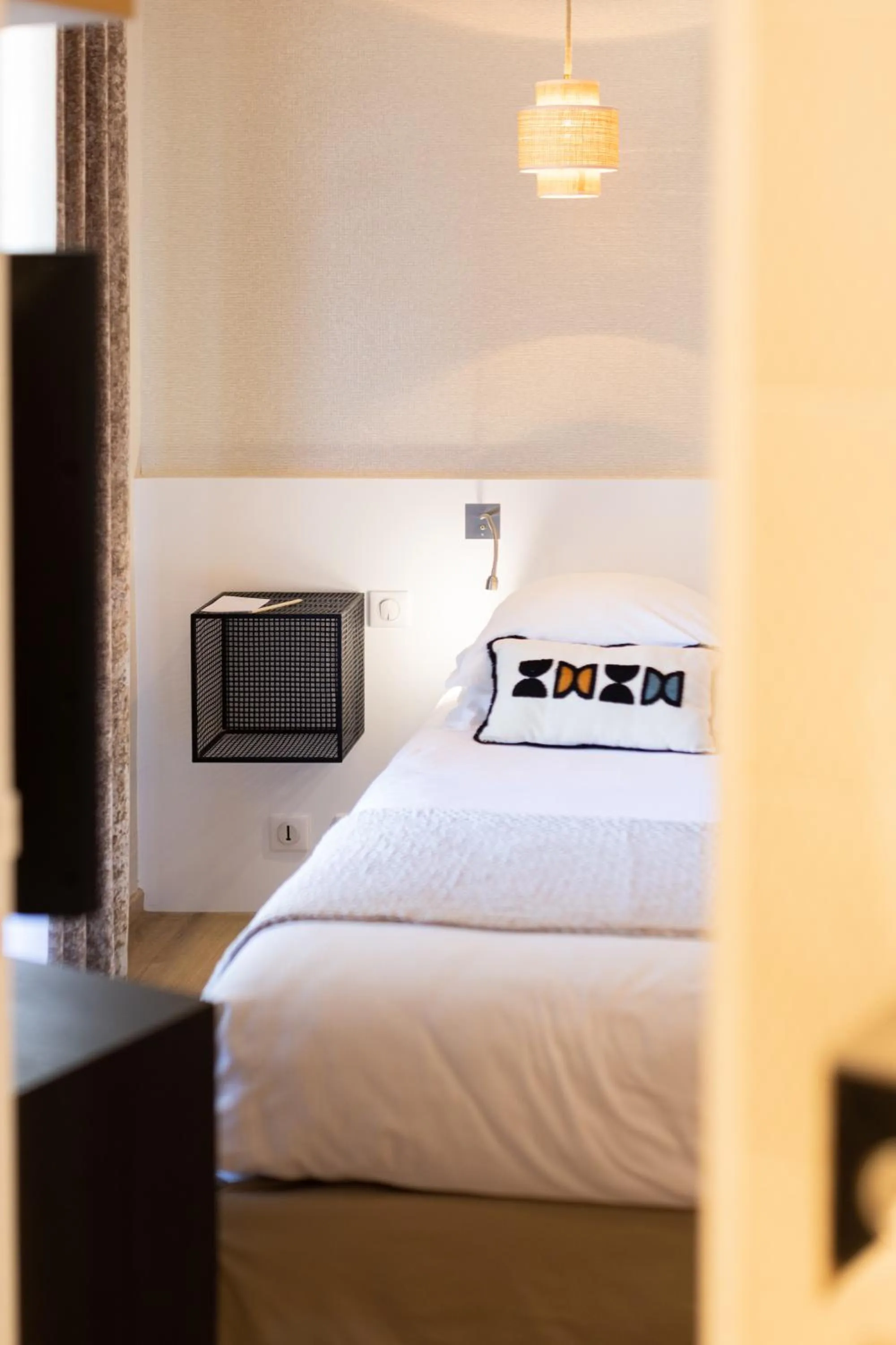 Property building, Bed in Hotel des Lices