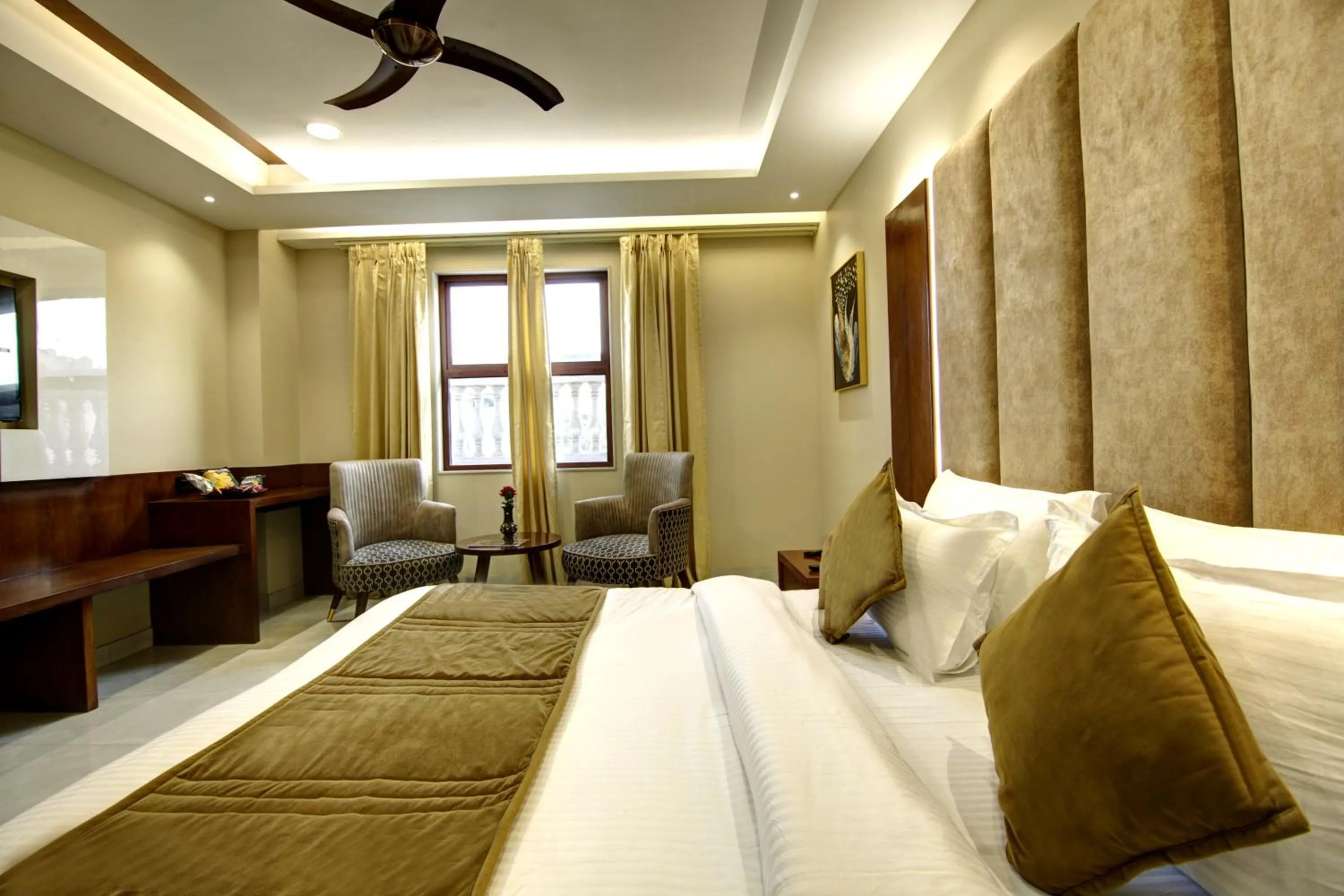 Seating area, Bed in The Leena International-Near Connaught Place & New Delhi Railway Station
