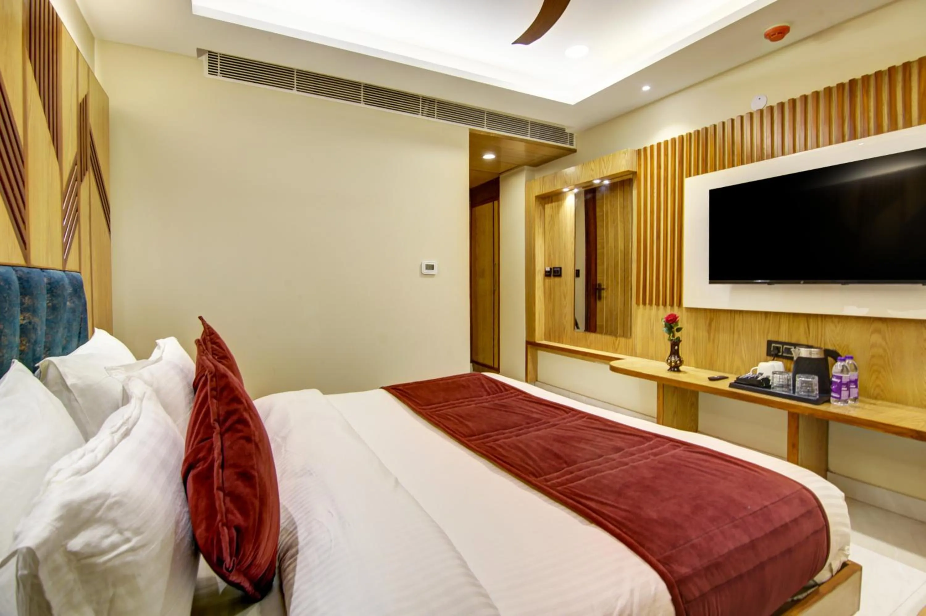 Bed in The Leena International-Near Connaught Place & New Delhi Railway Station