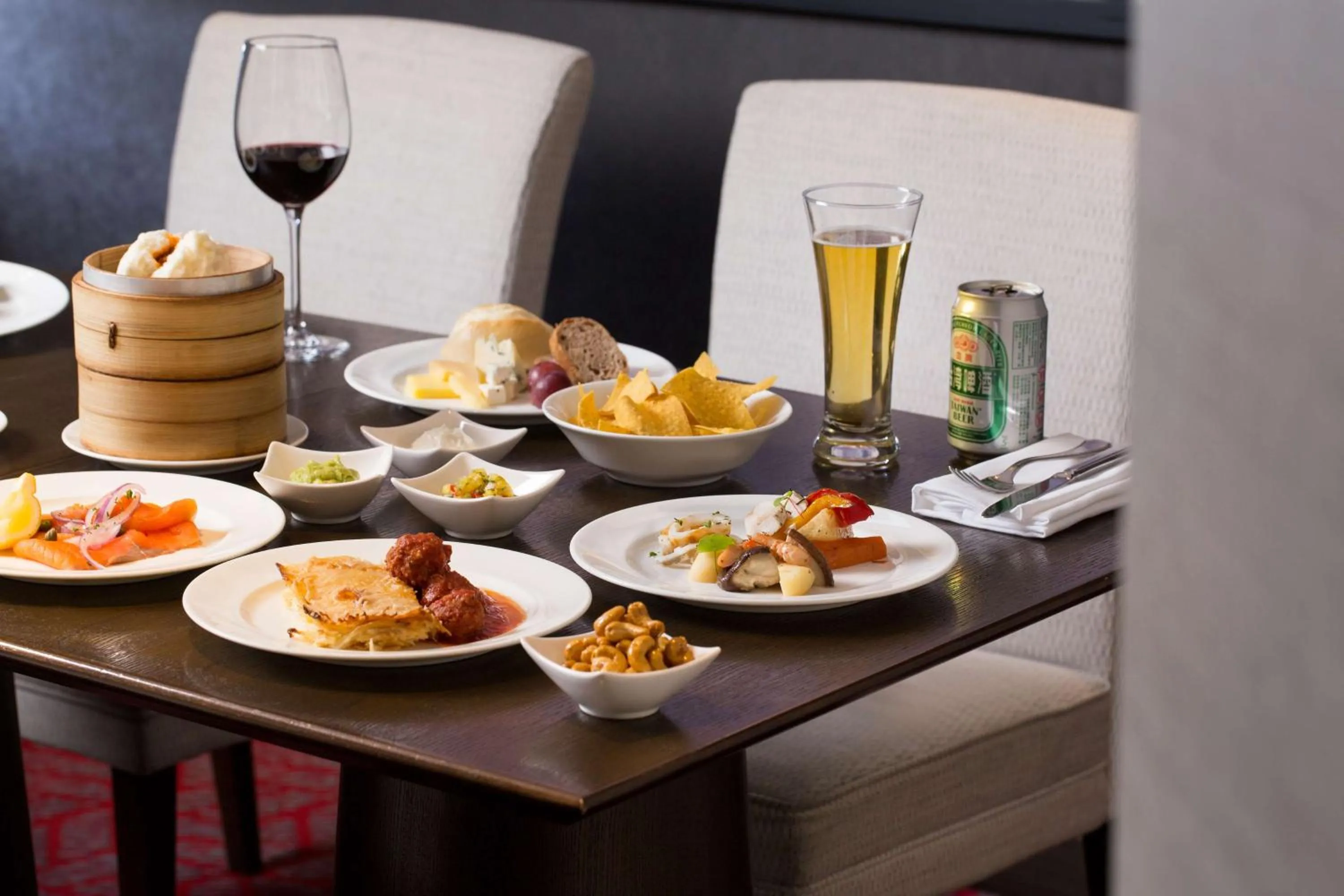 Lounge or bar in Grand Hyatt Taipei