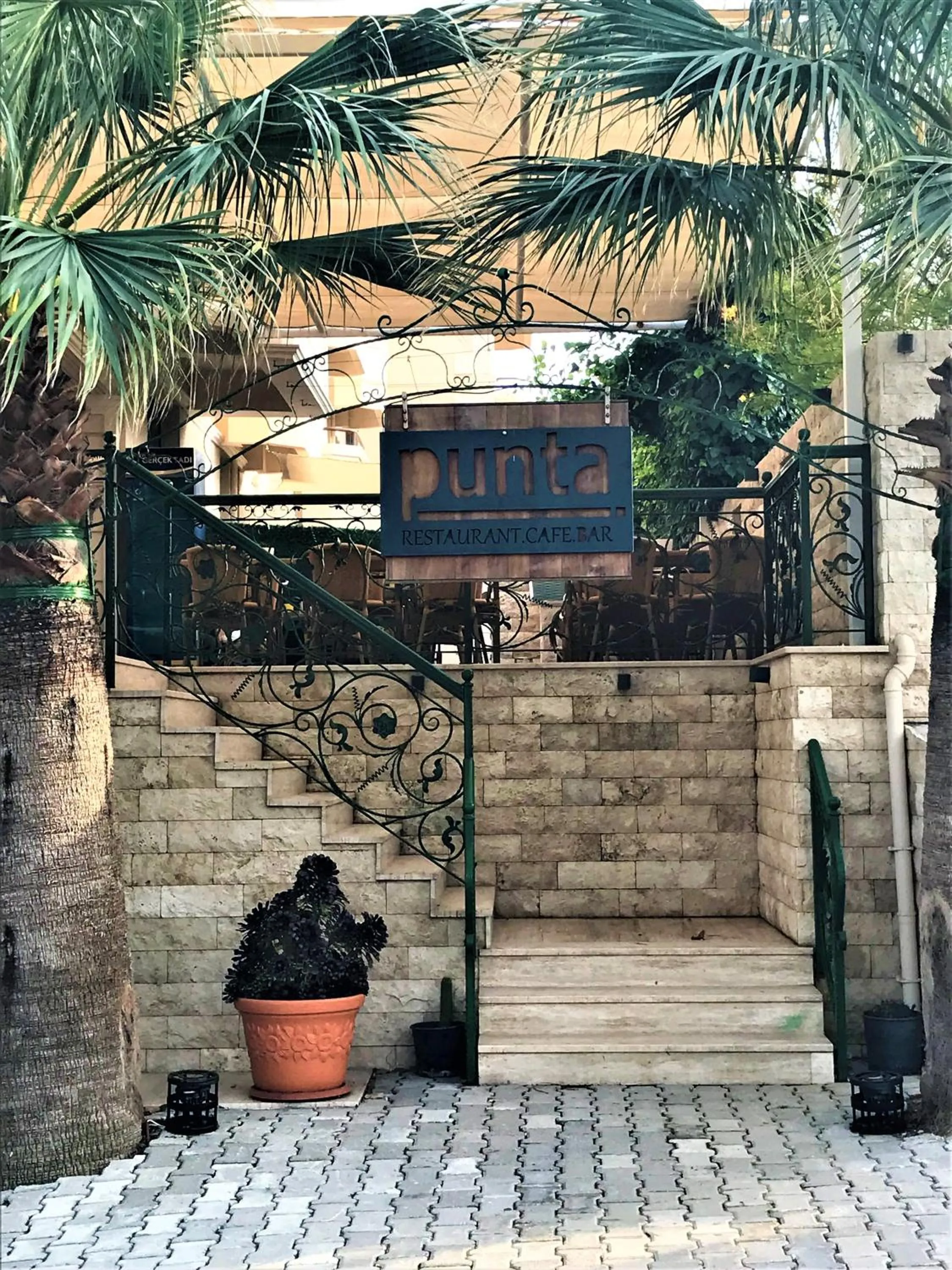 Restaurant/places to eat in Lord Hotel