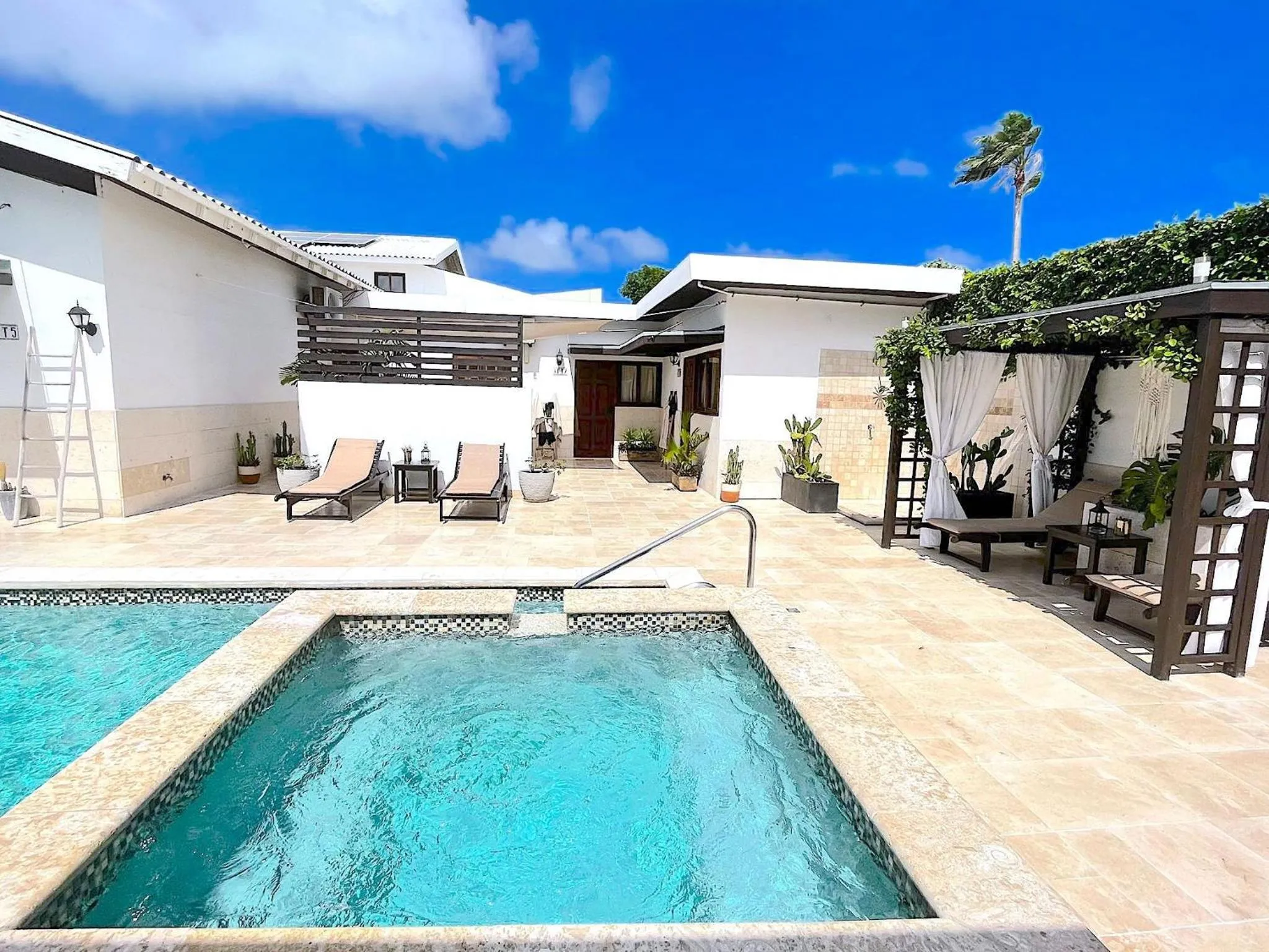 Pool view in Aruba Lagunita