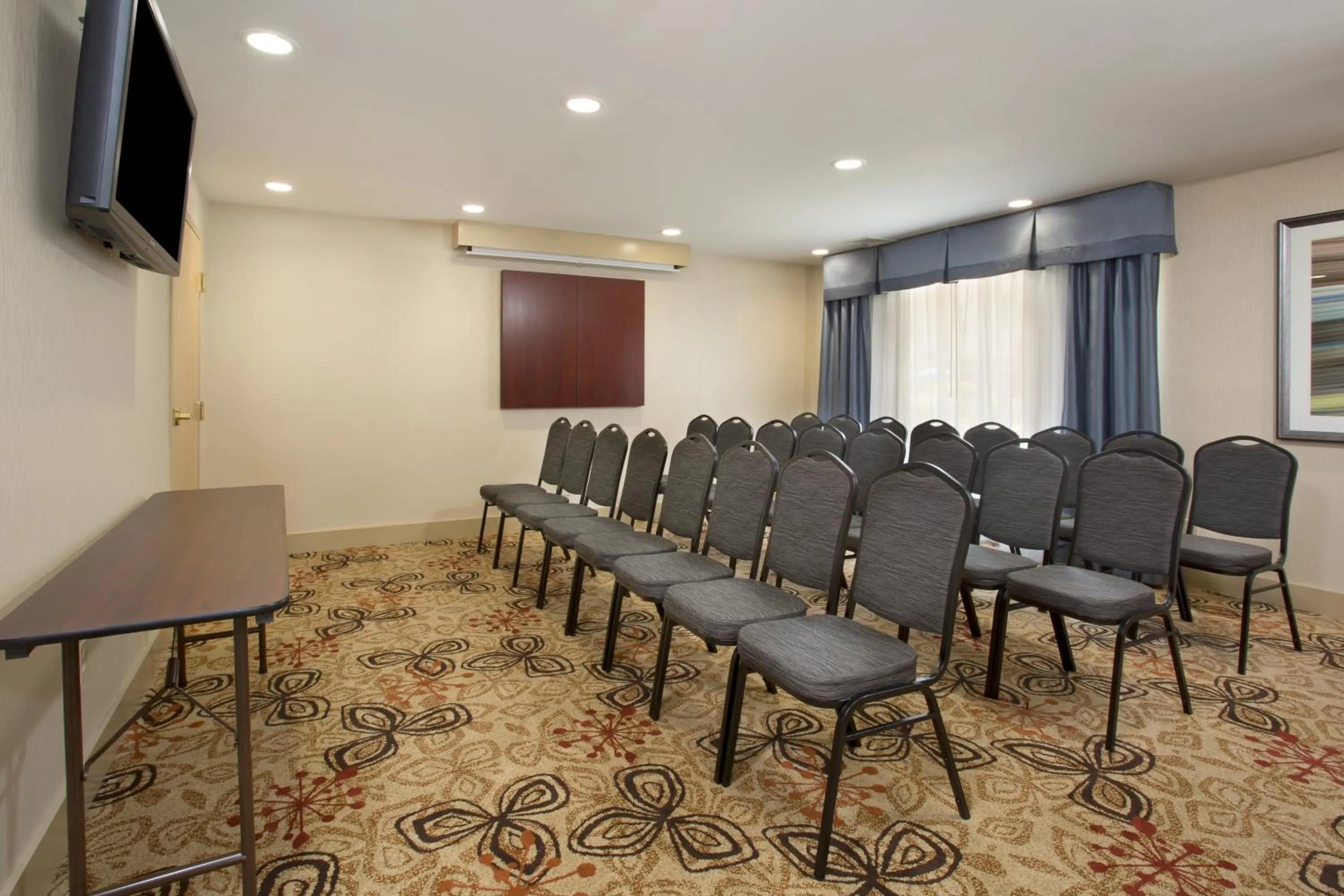 Meeting/conference room in Holiday Inn Express Berea by IHG