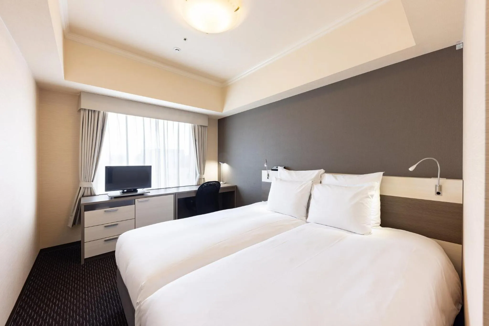 Photo of the whole room, Bed in ANA Crowne Plaza Toyama by IHG