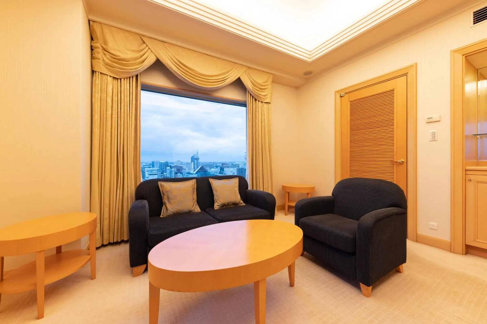 Photo of the whole room in ANA Crowne Plaza Toyama by IHG