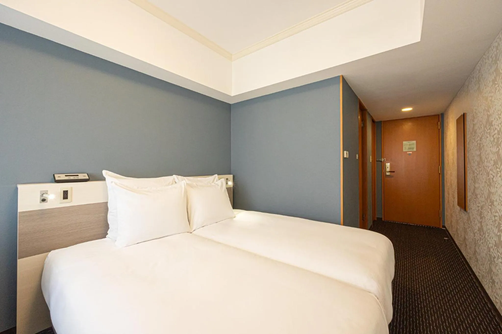 Photo of the whole room, Bed in ANA Crowne Plaza Toyama by IHG