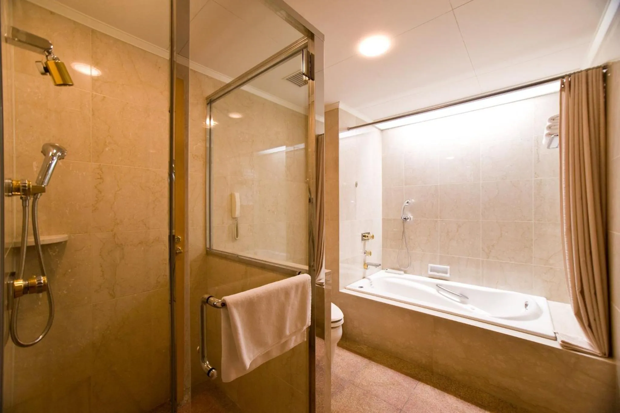 Photo of the whole room in ANA Crowne Plaza Toyama by IHG