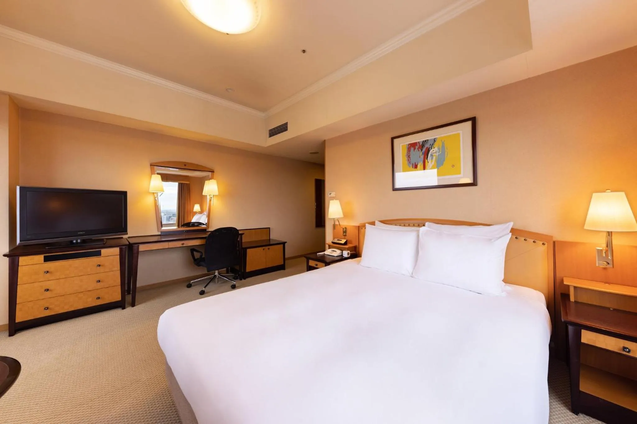 Photo of the whole room, Bed in ANA Crowne Plaza Toyama by IHG
