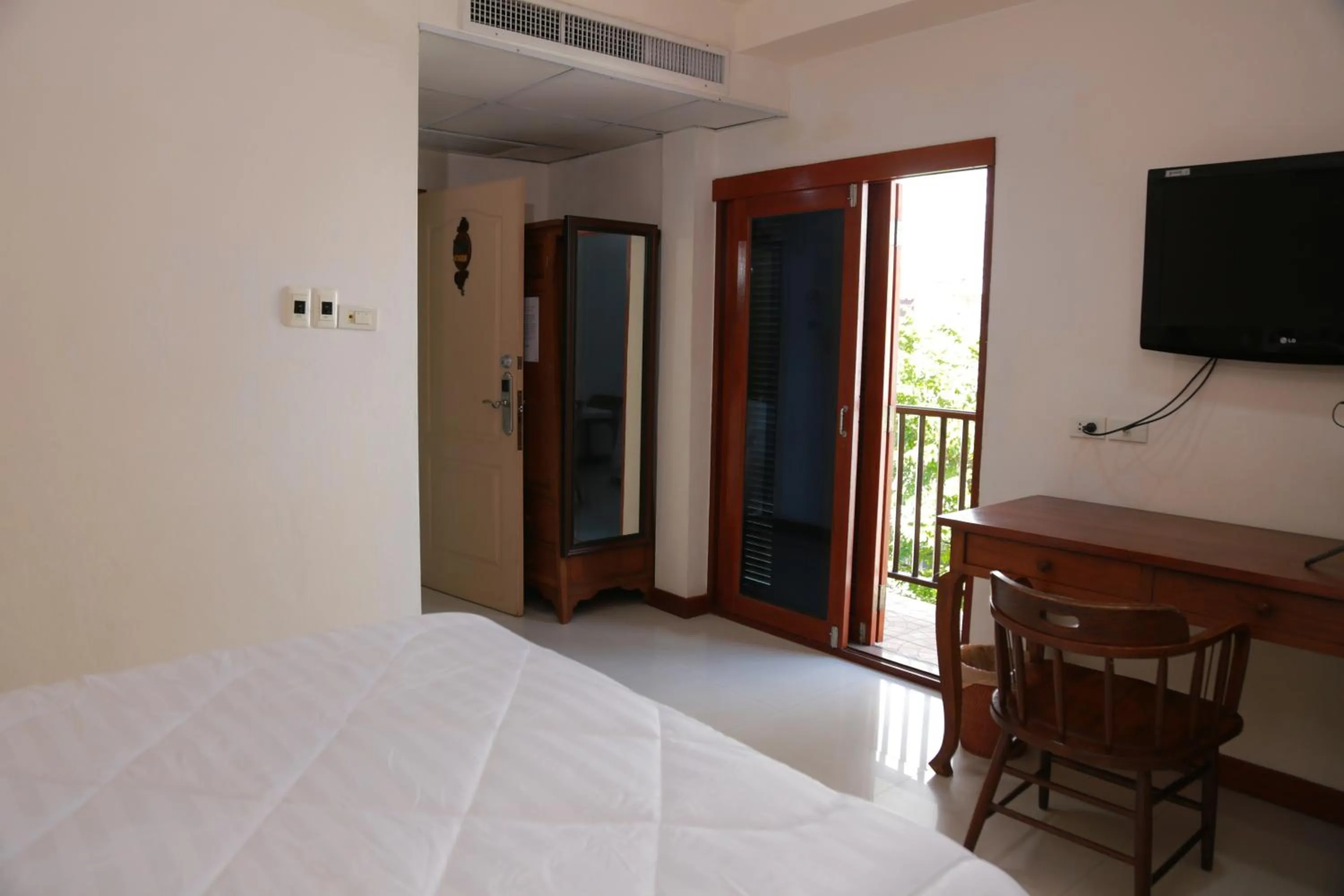 Communal lounge/ TV room, Bed in UPAR Hotels Silom