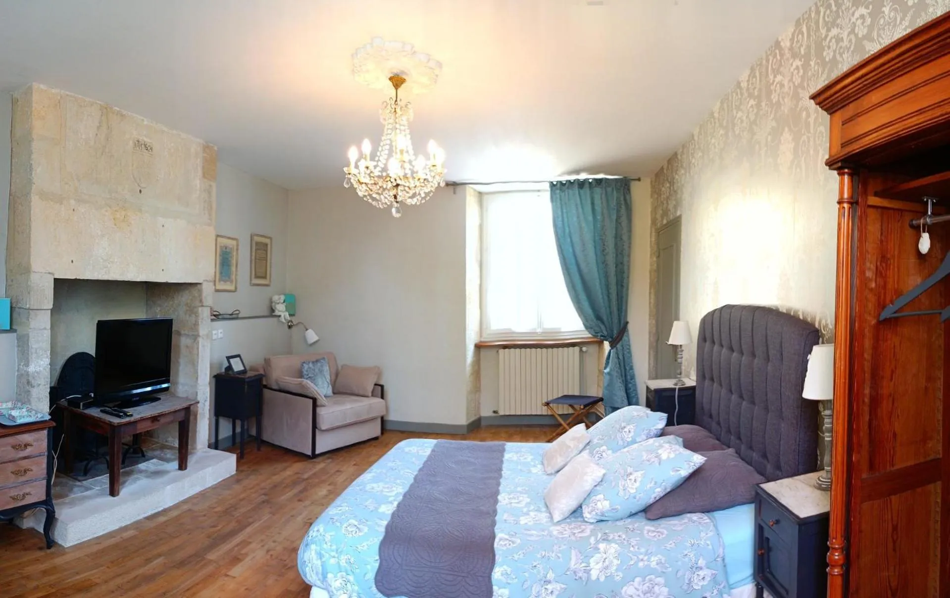 Photo of the whole room, Bed in Chambre d'hôtes Au jardin de la Bachellerie