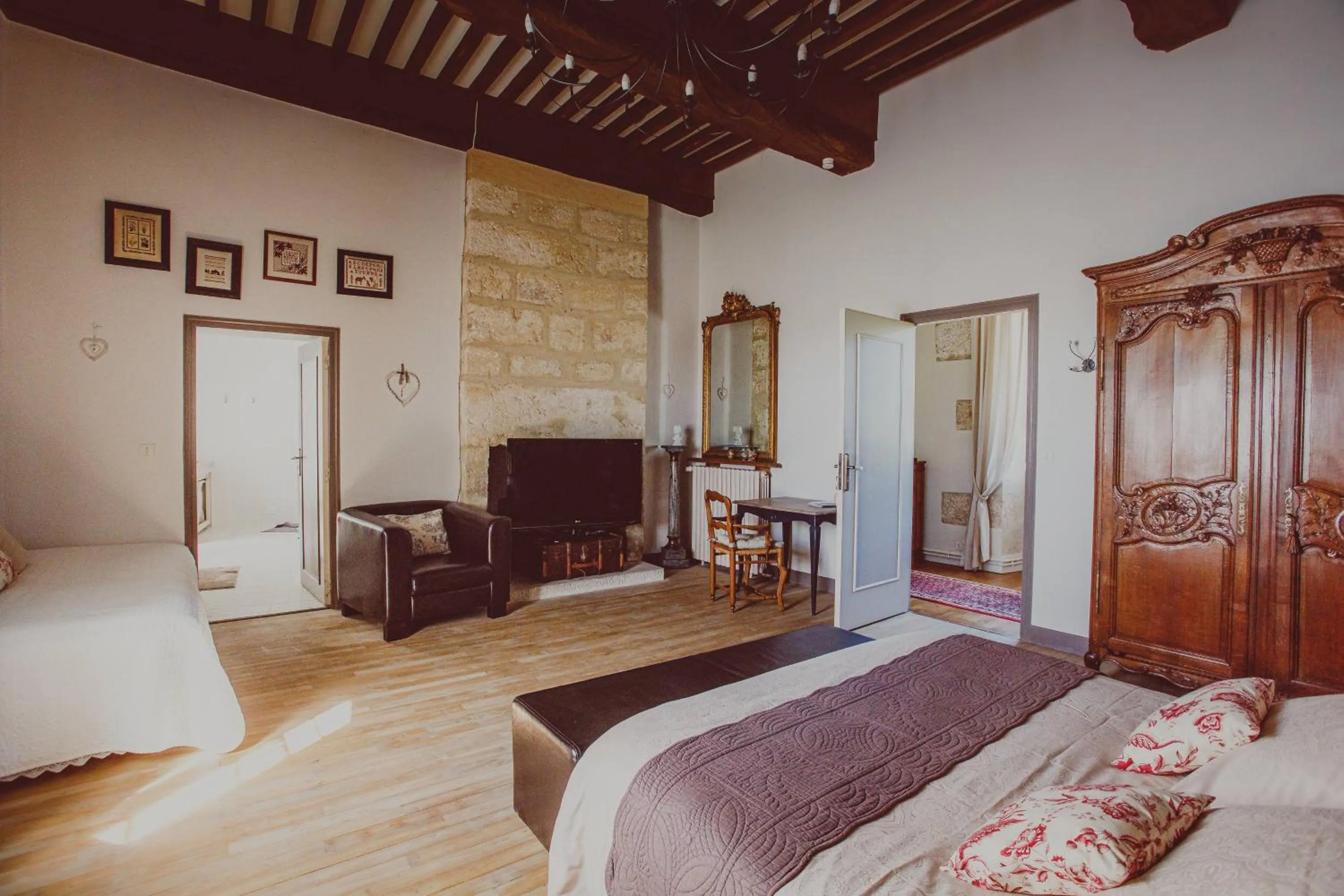 Photo of the whole room, Bed in Chambre d'hôtes Au jardin de la Bachellerie