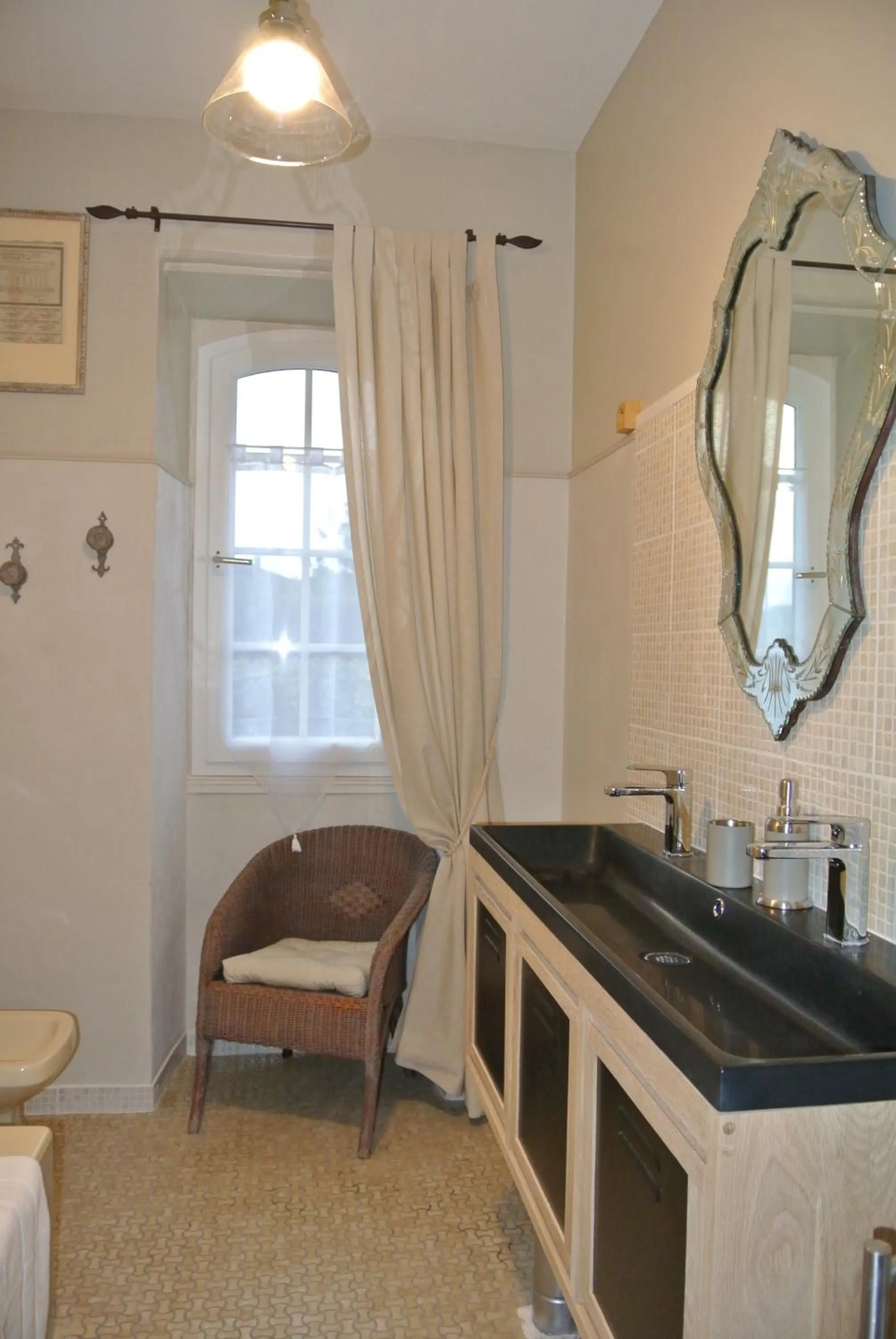 Bathroom in Chambre d'hôtes Au jardin de la Bachellerie