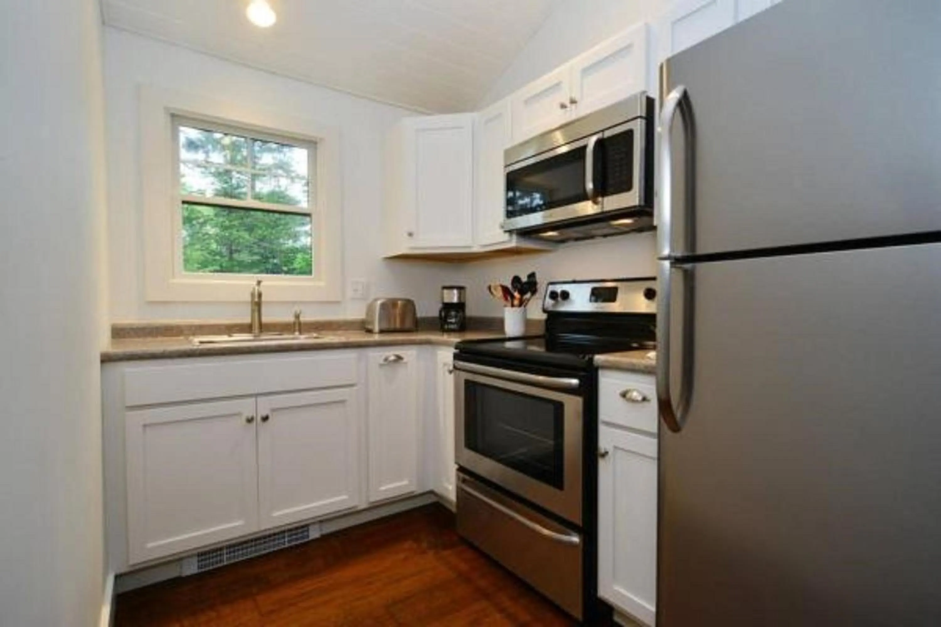 Kitchen or kitchenette in Newagen Seaside Inn