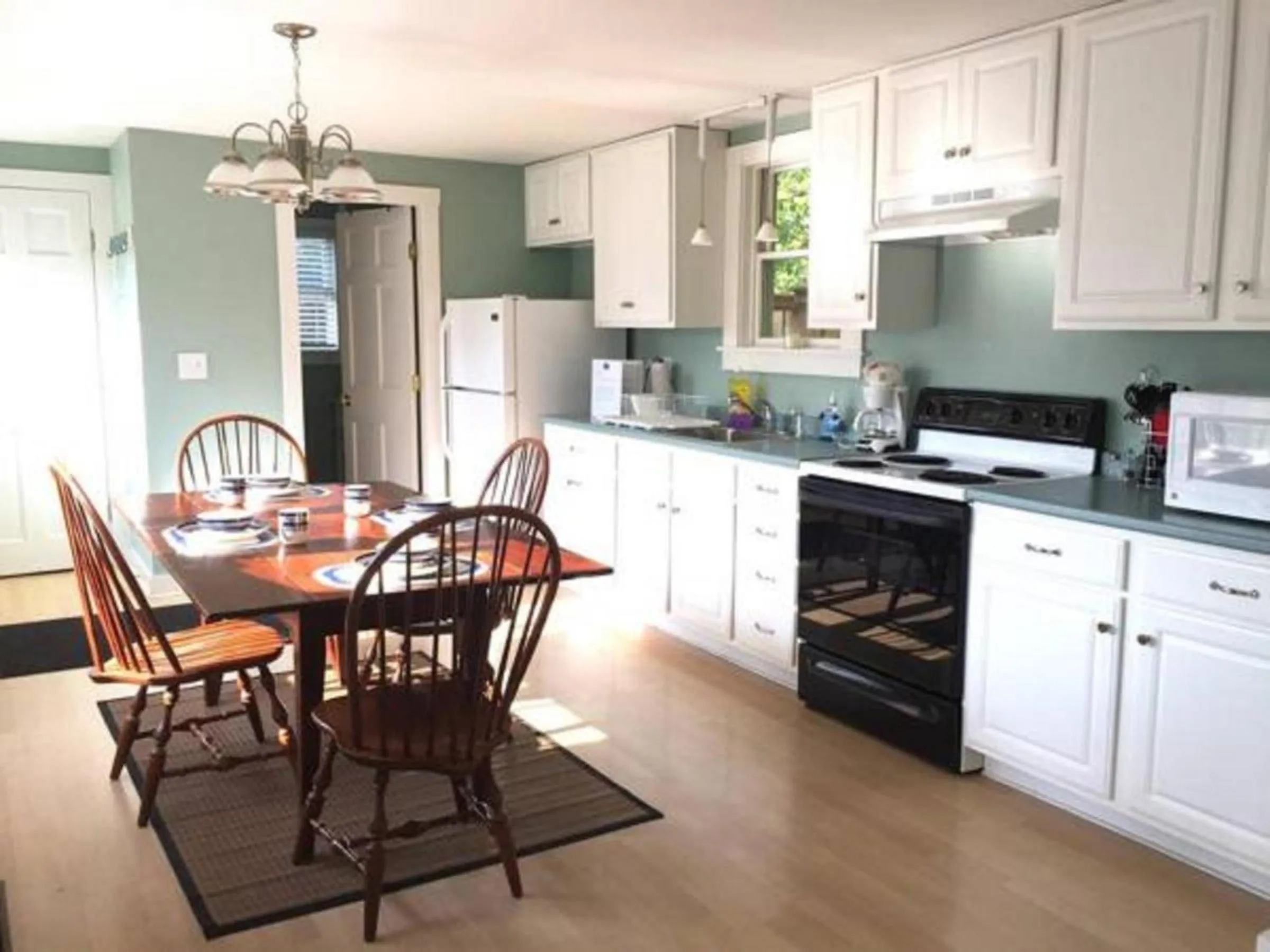 Kitchen or kitchenette in Newagen Seaside Inn