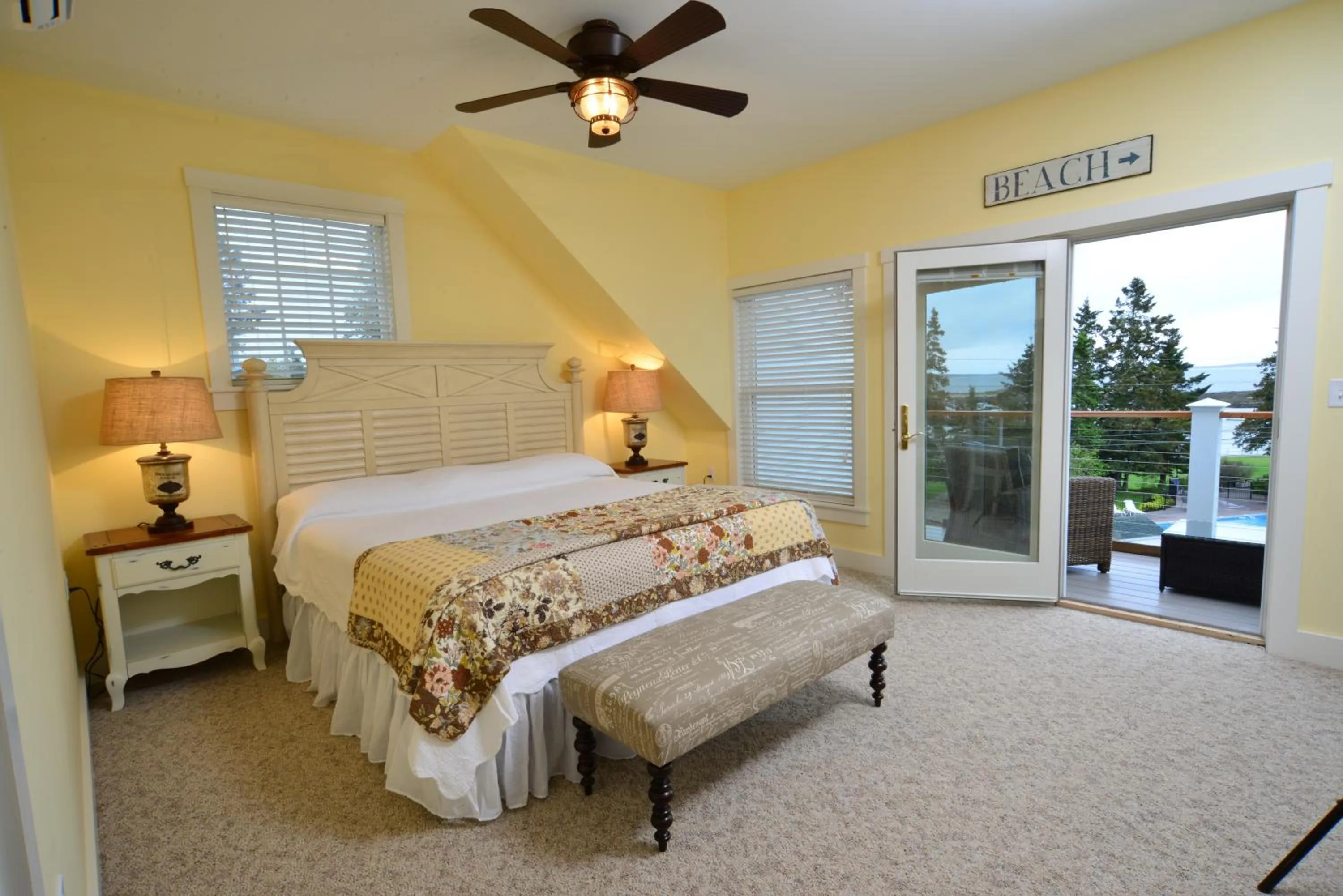 Balcony/Terrace, Bed in Newagen Seaside Inn
