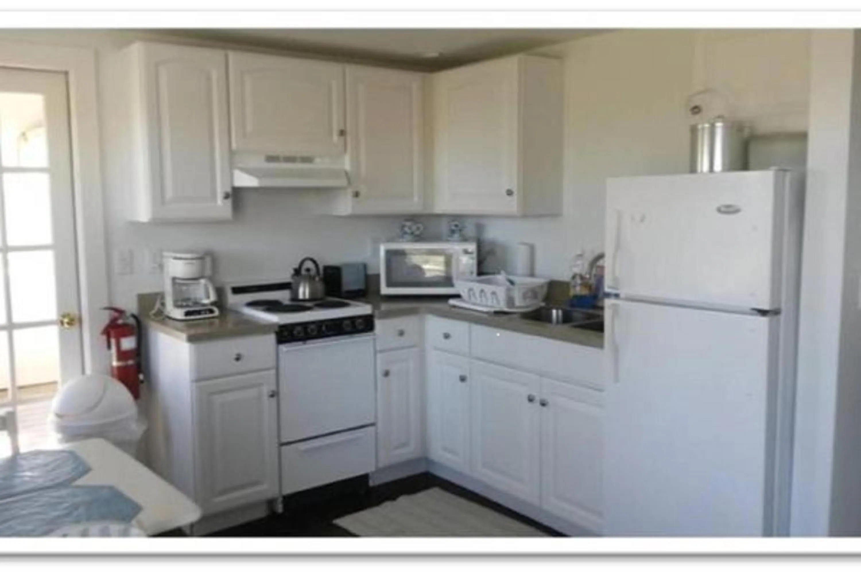 Kitchen or kitchenette in Newagen Seaside Inn