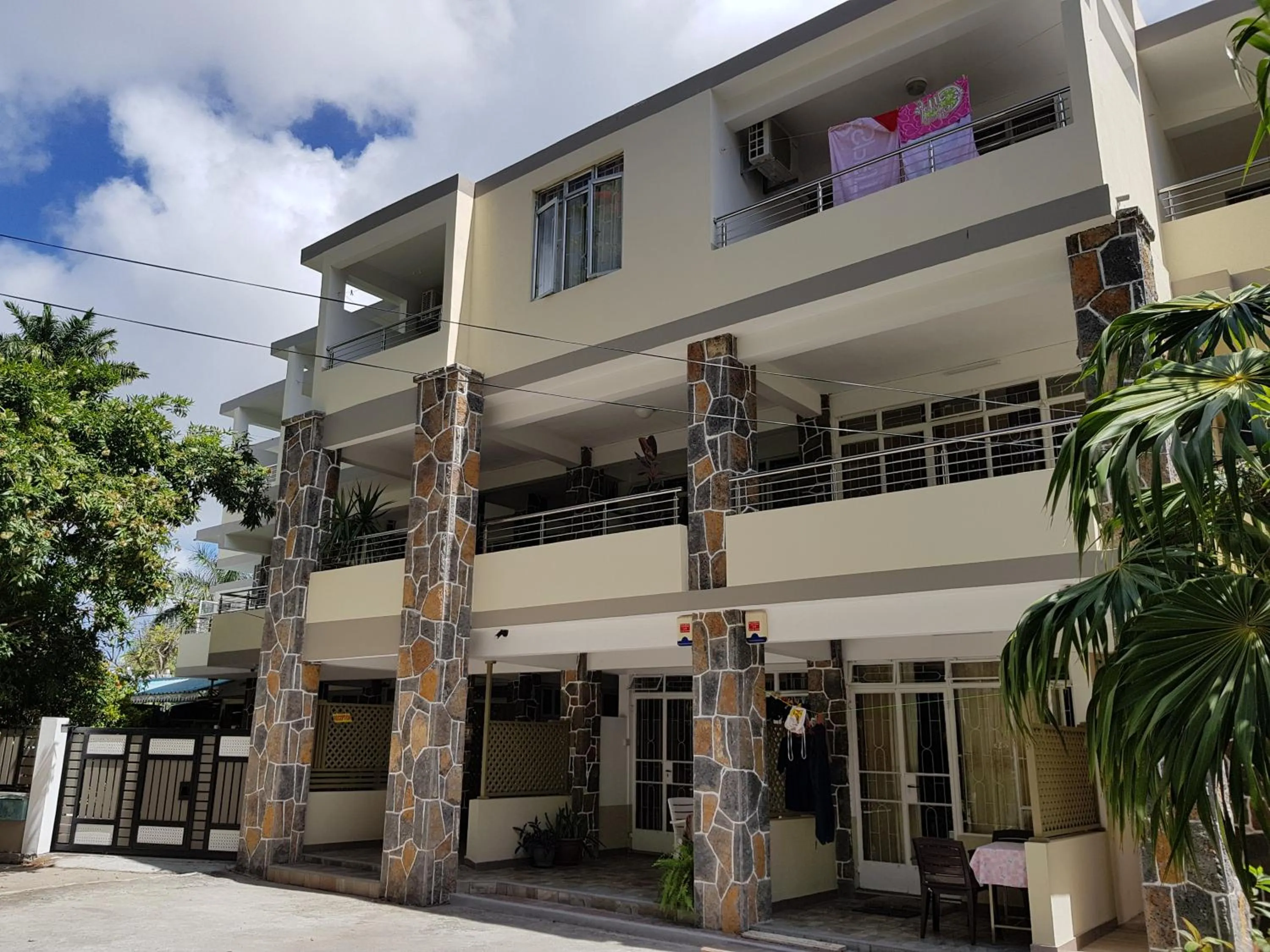 Facade/entrance in Pereybere Beach Apartments
