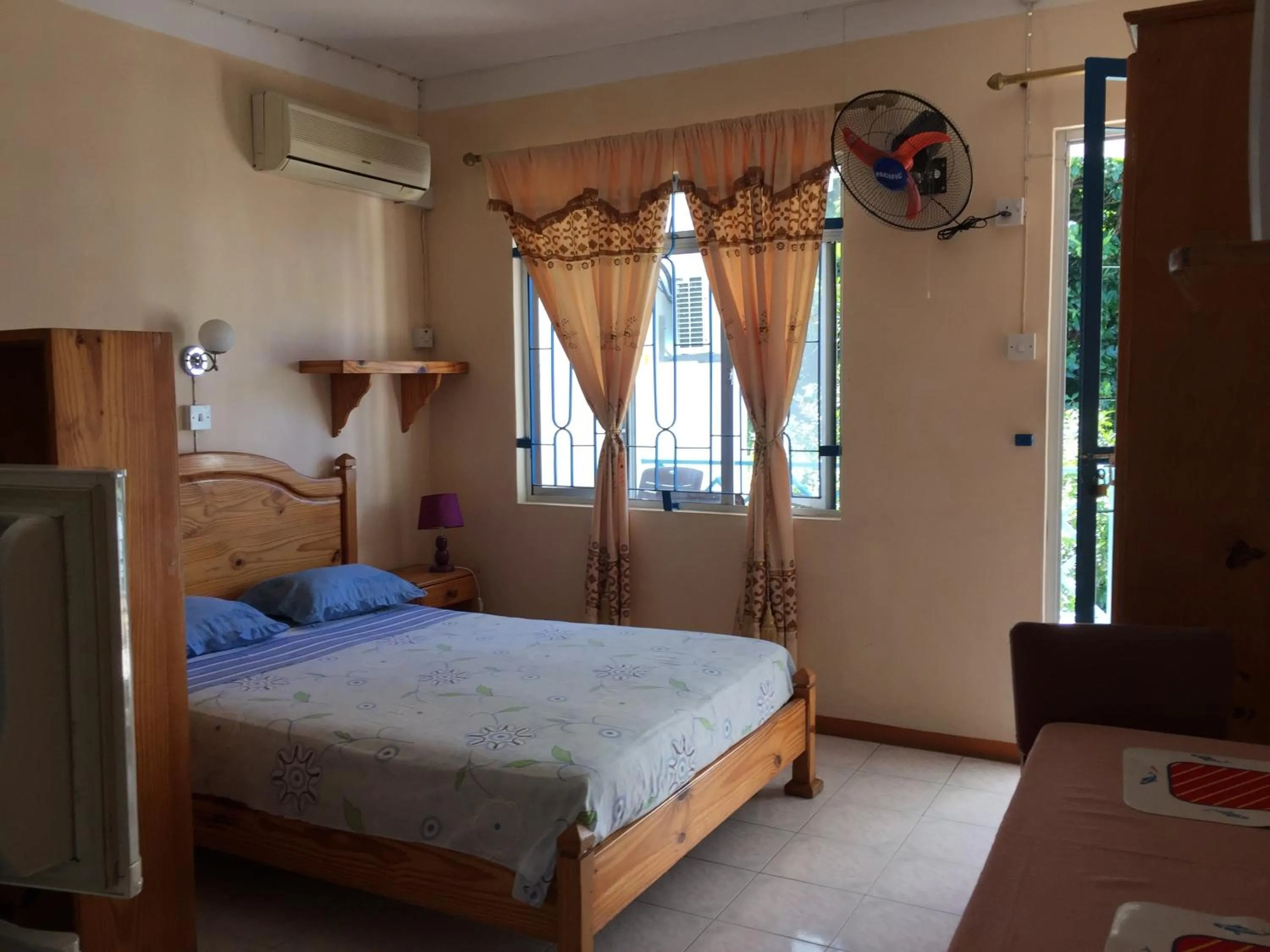 Bed in Pereybere Beach Apartments
